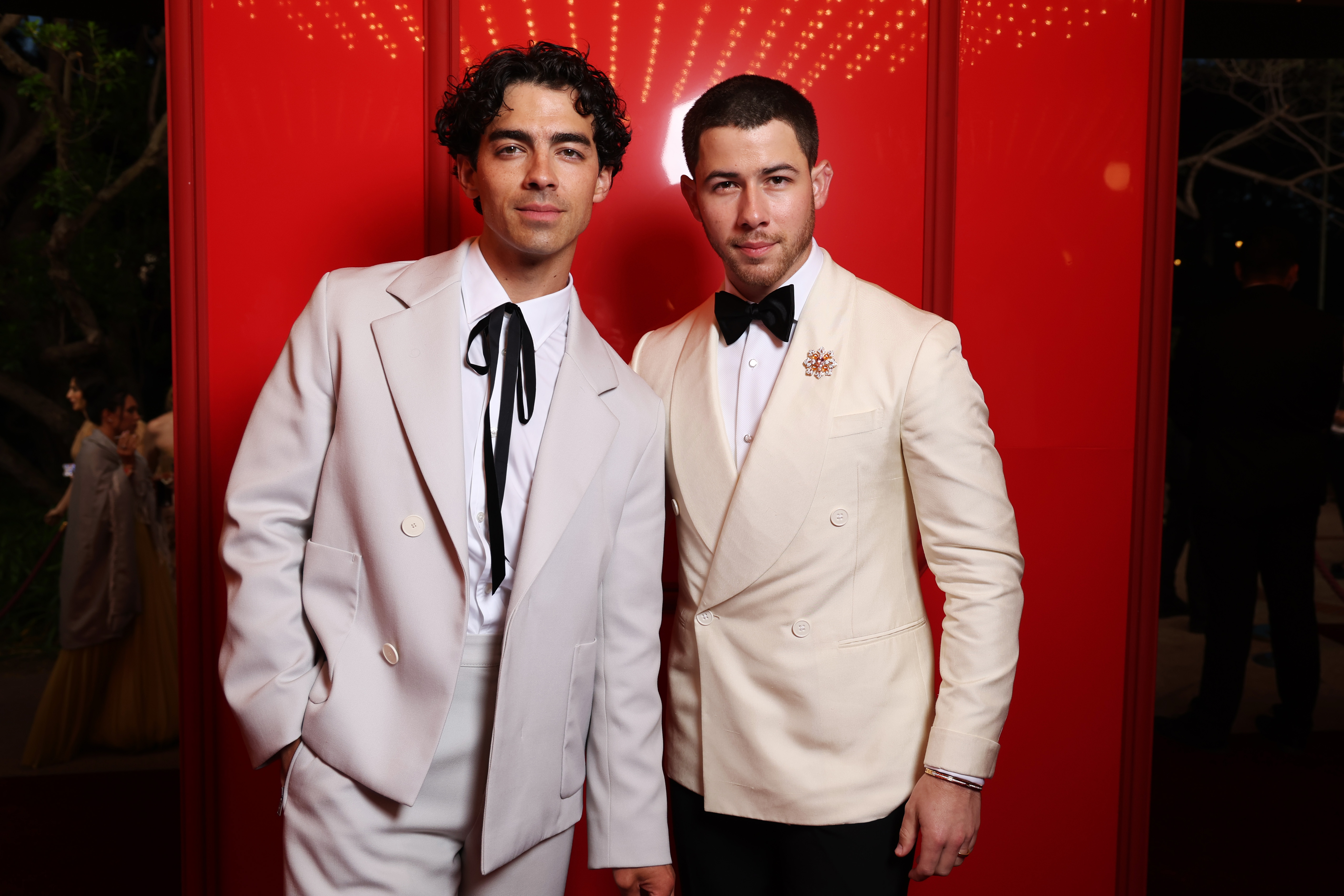 Joe Jonas y Nick Jonas asisten a la 30ª edición de la Gala amfAR de Cannes el 23 de mayo de 2024, en Cap d'Antibes, Francia | Fuente: Getty Images