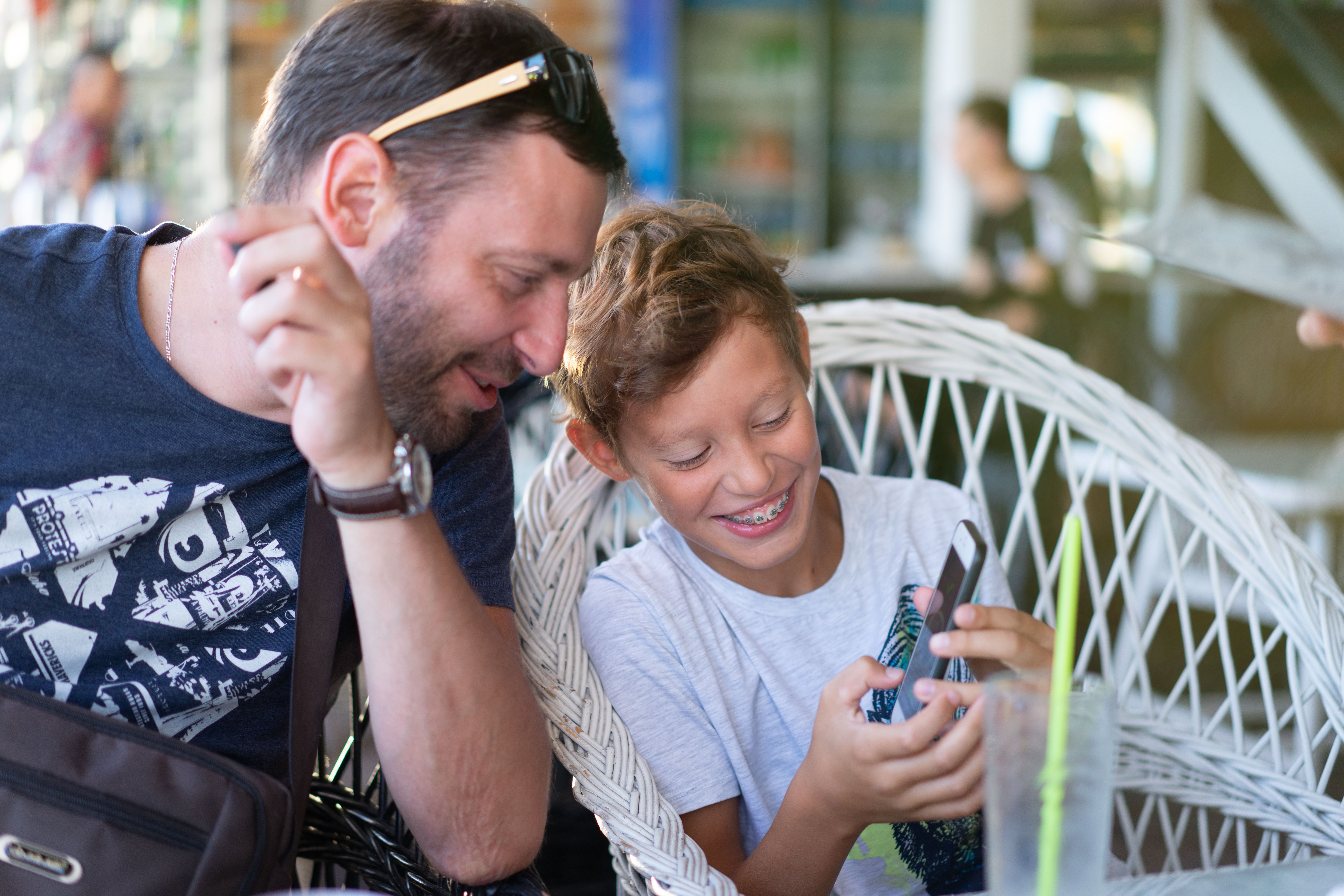 Un hijo enseñándole algo a su padre | Fuente: Pexels