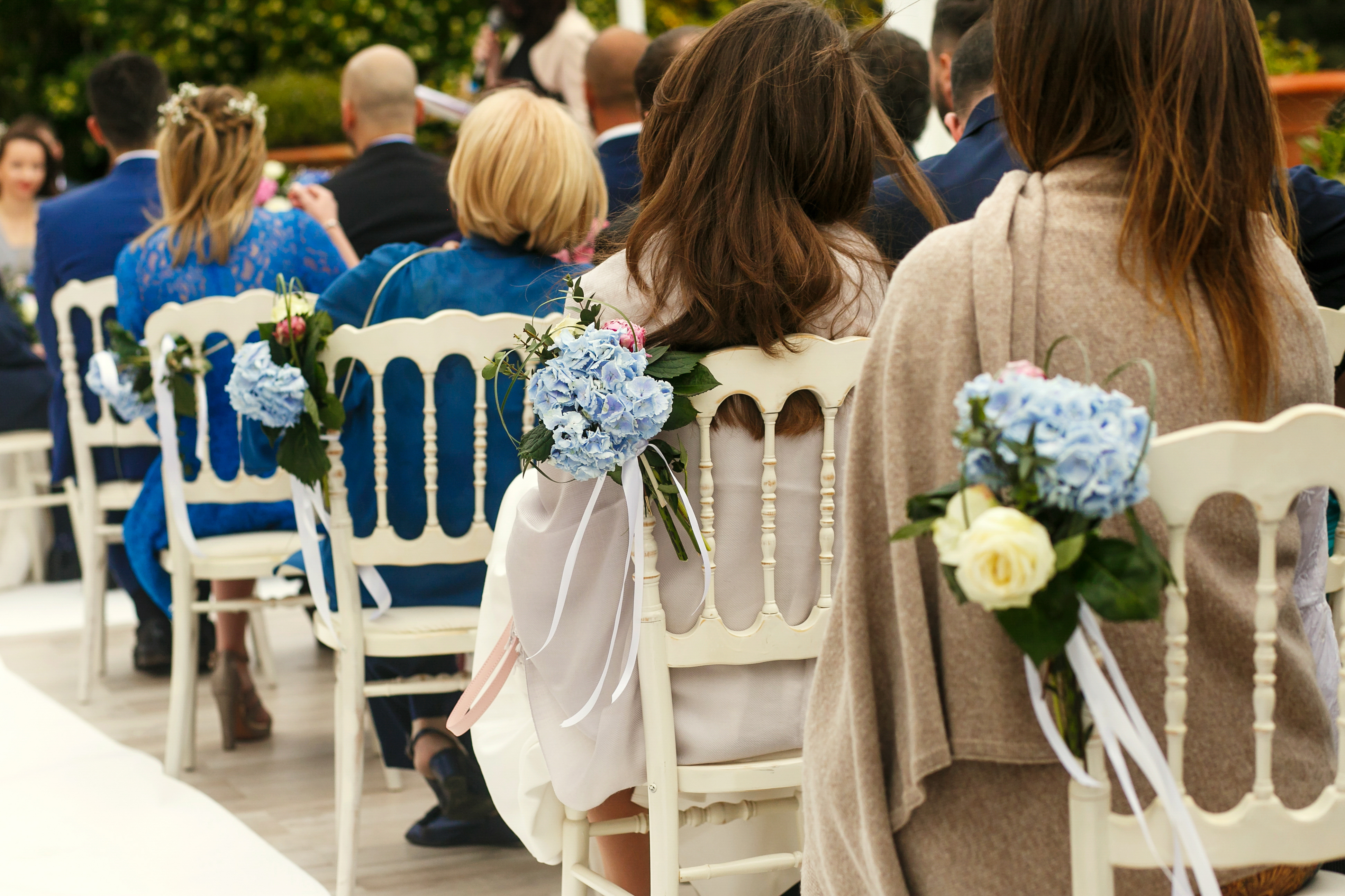 Invitados sentados durante una ceremonia nupcial | Foto: Shutterstock