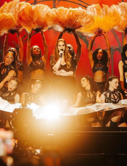 Lana Del Rey con sus bailarines de apoyo actuando en Coachella 2024 | Fuente: Instagram.com/honeymoon