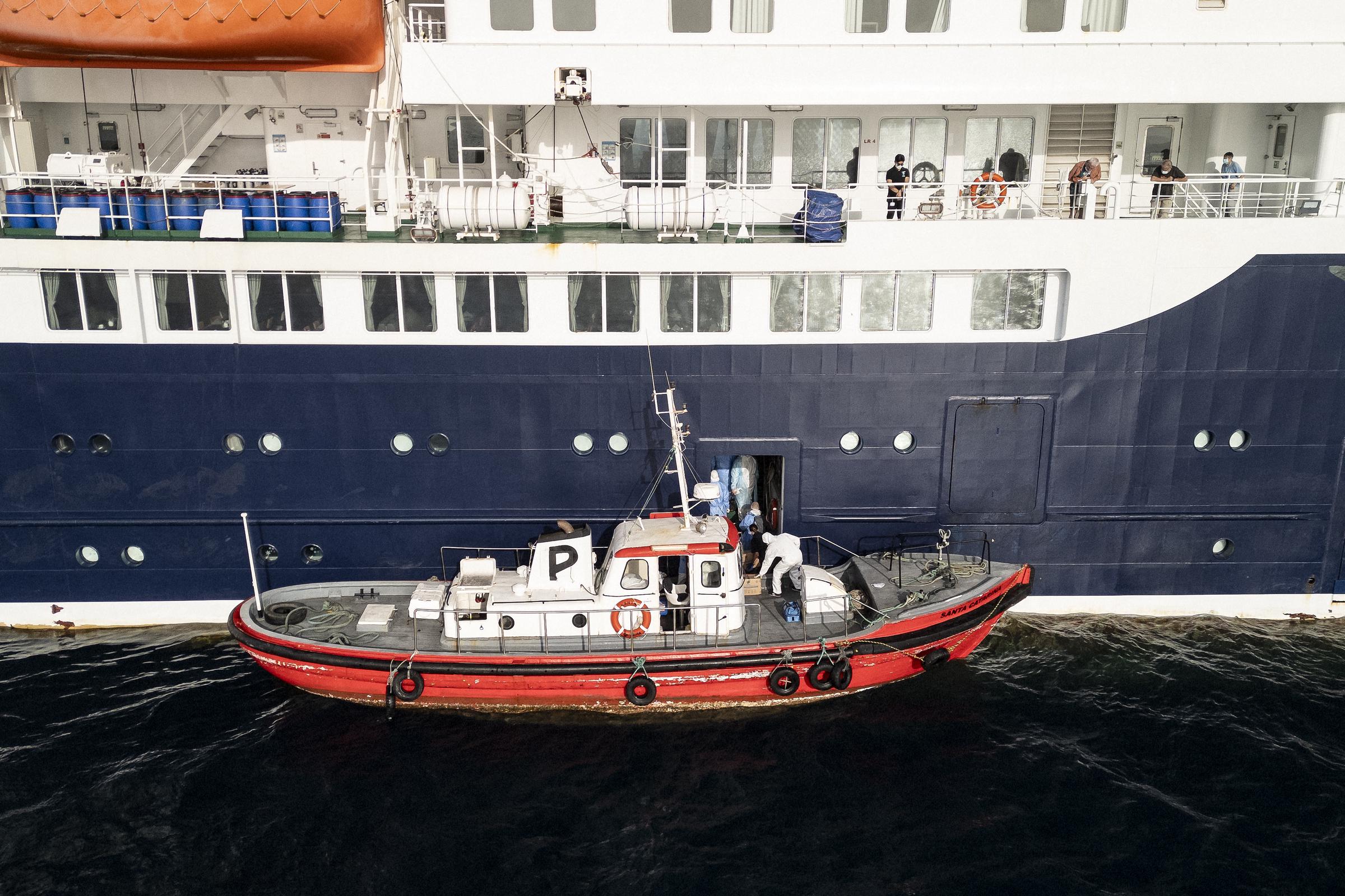 Esta vista aérea muestra al personal sanitario embarcando en el crucero MV Hondius, mientras se encontraba anclado frente al puerto de Praia, la capital de Cabo Verde, el 6 de mayo de 2026. | Fuente: Getty Images