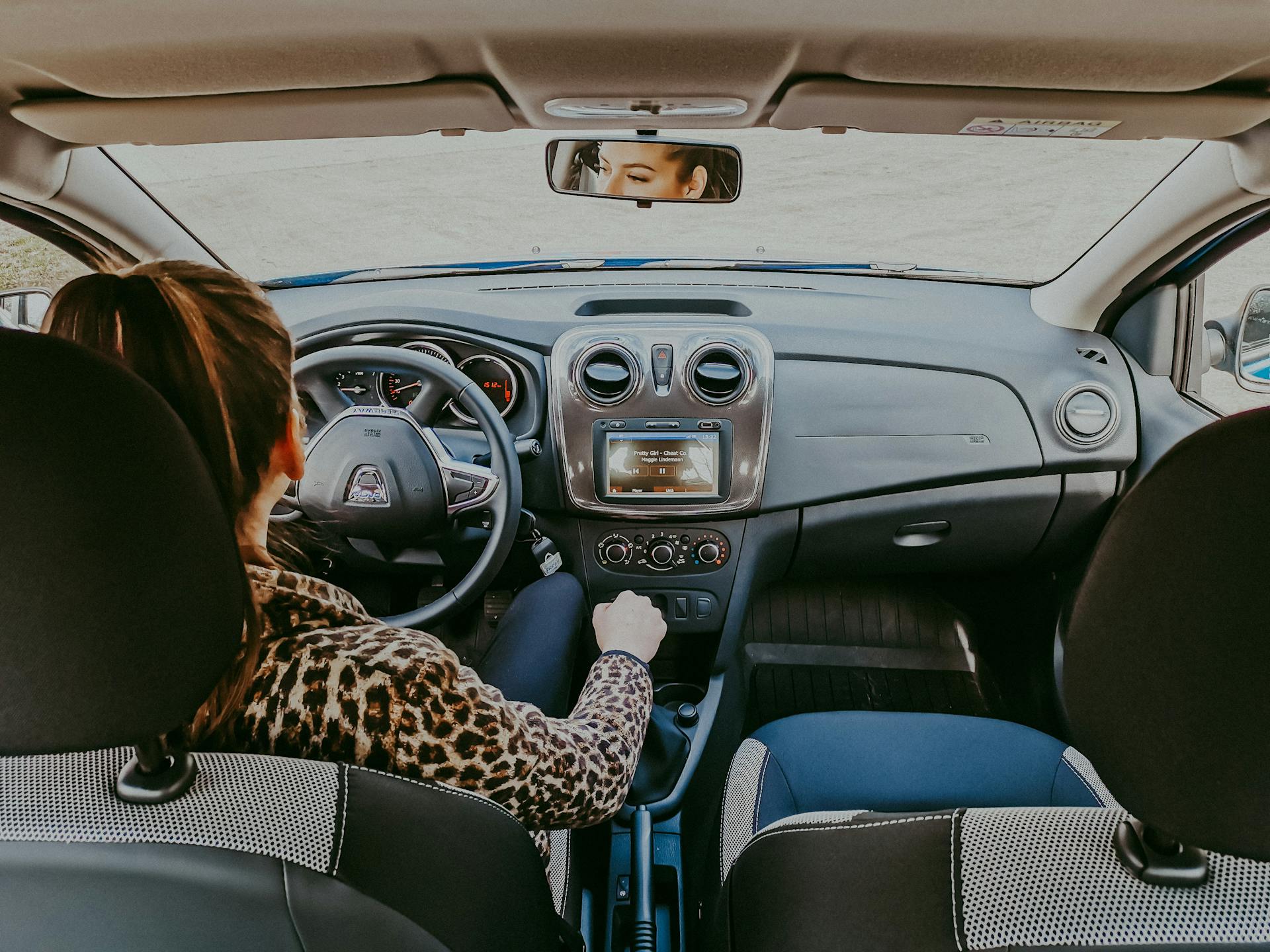 Una mujer conduciendo un Automóvil | Fuente: Pexels