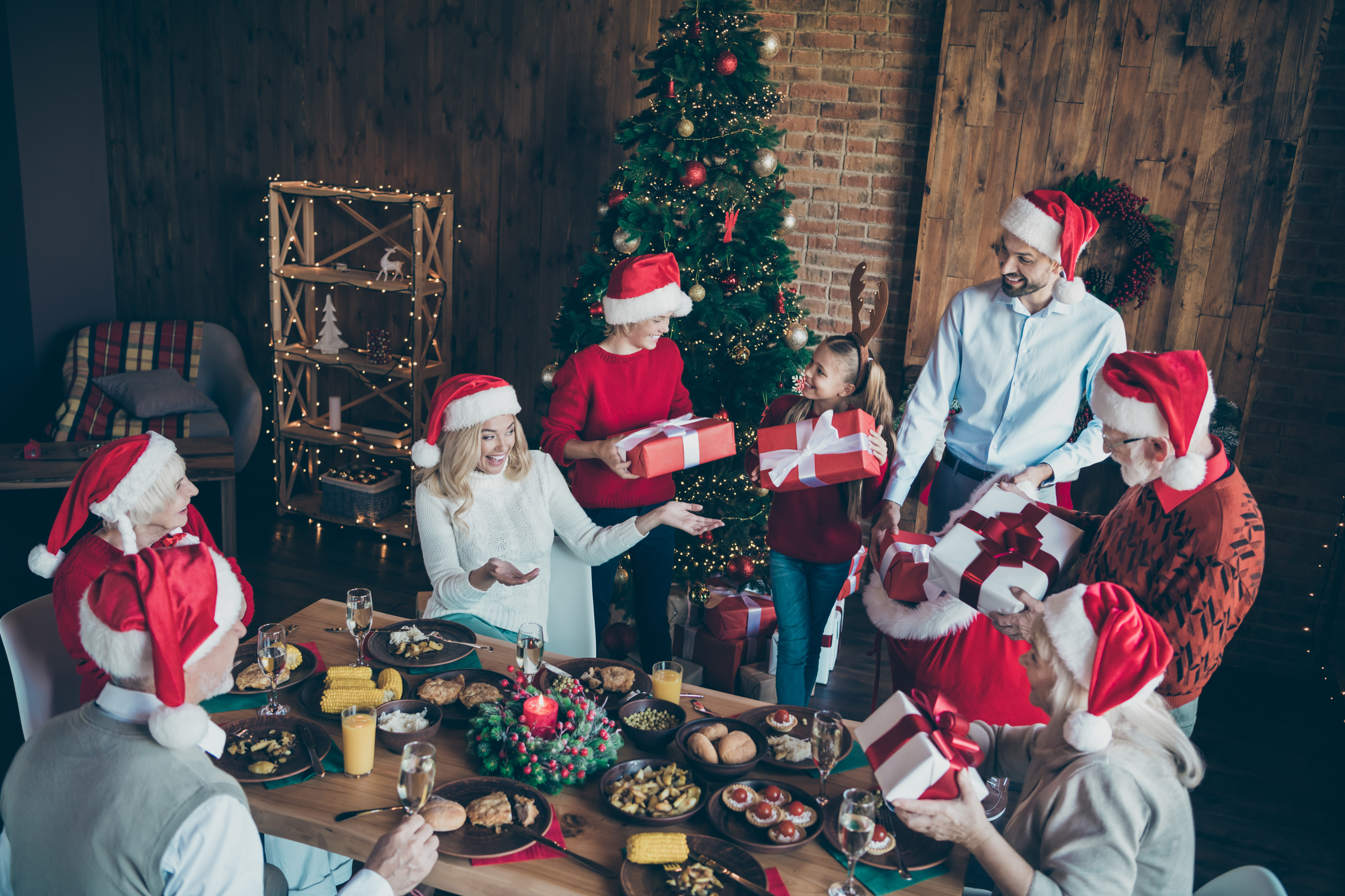 Familiares intercambiando regalos en Navidad | Foto: Shutterstock