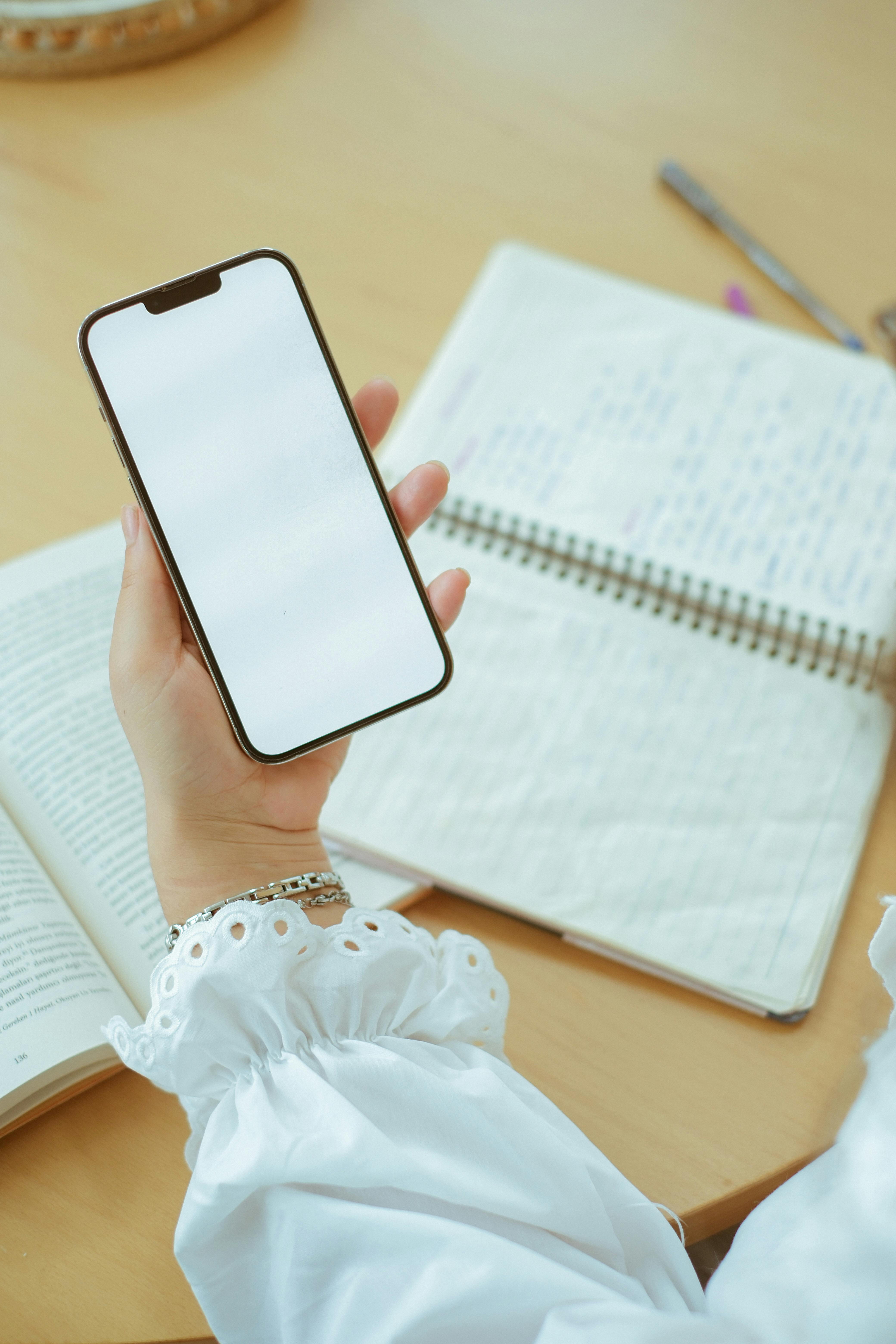 Una mujer hablando por teléfono | Fuente: Pexels