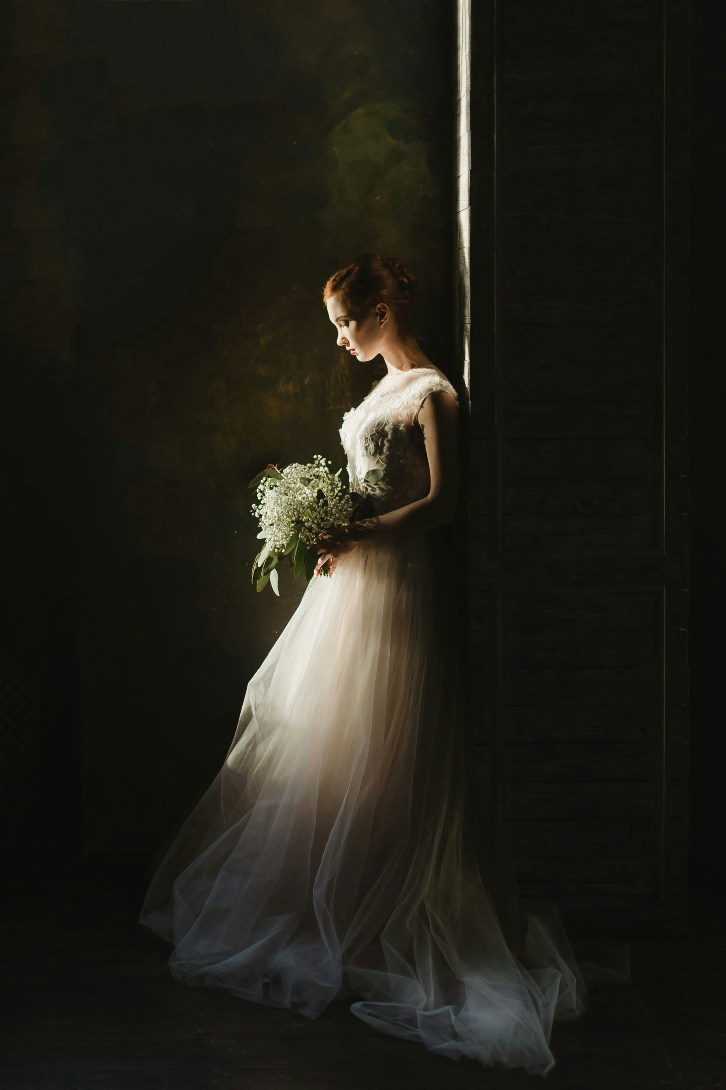 Novia rodeada de oscuridad | Fuente: Unsplash