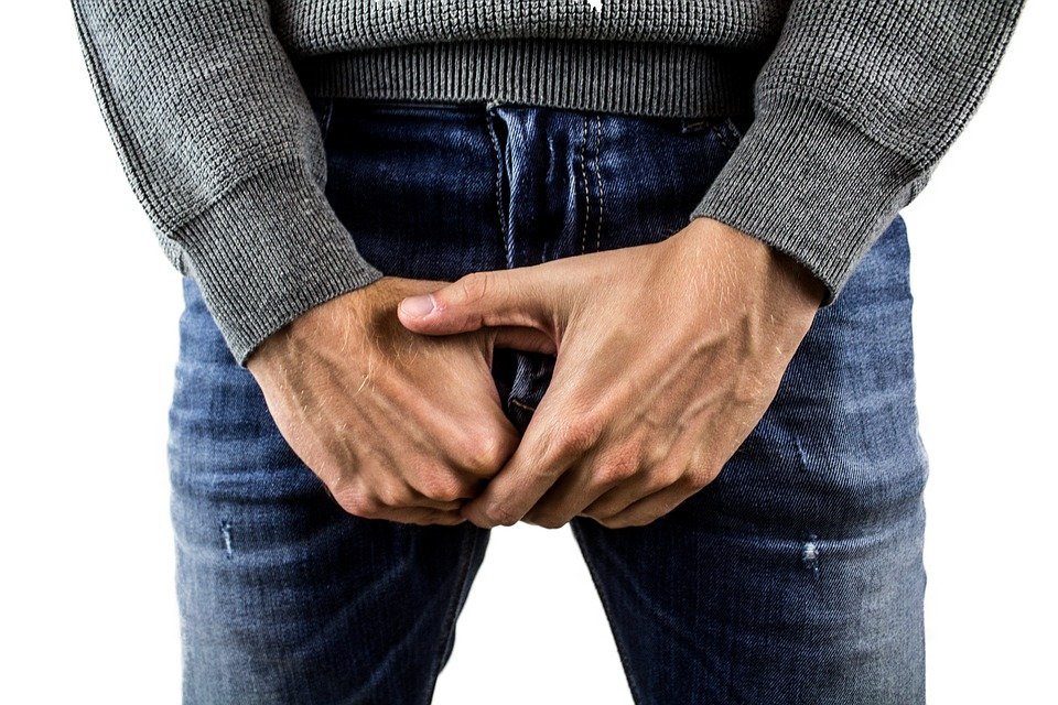 Hombre sosteniendo sus testículos. | Imagen: Pixabay