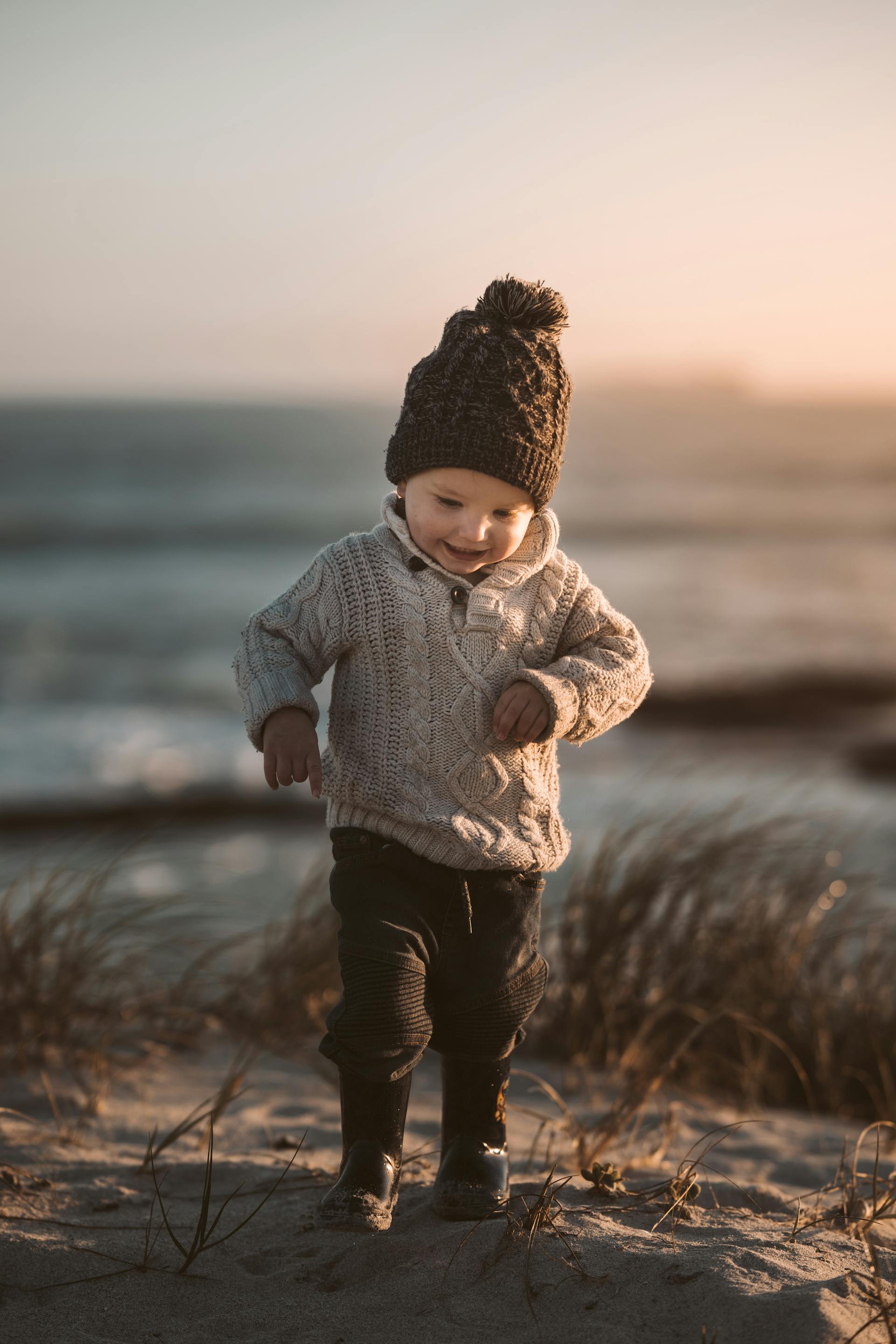 Un niño caminando sobre la arena | Fuente: Pexels