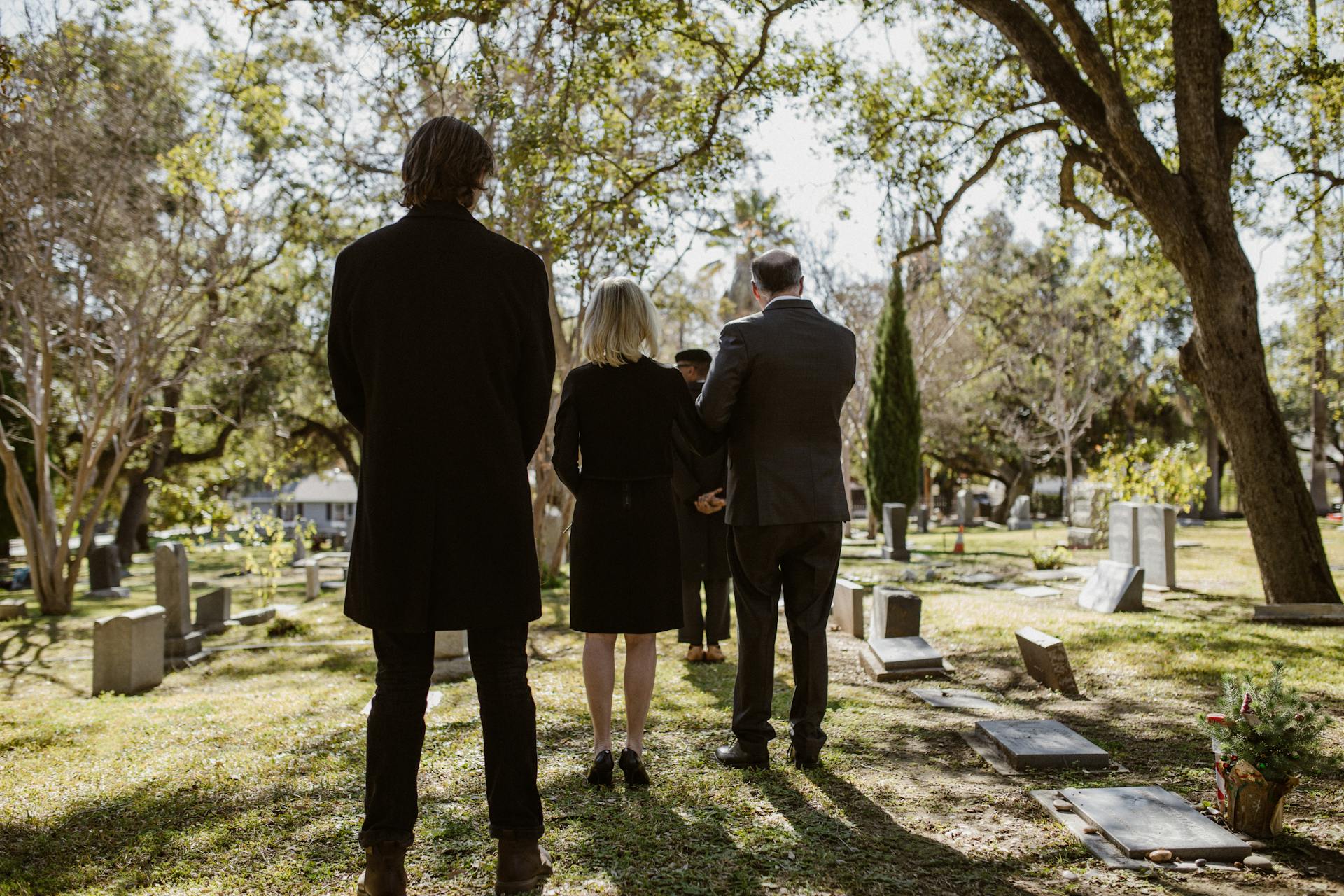 Gente saliendo de un cementerio | Fuente: Pexels