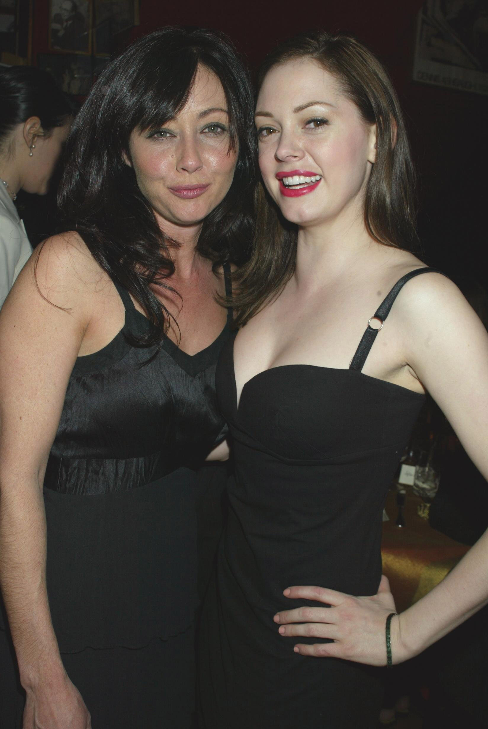 Shannen Doherty y Rose McGowan durante la 10ª Fiesta Anual de los Oscar de Entertainment Weekly en Nueva York el 29 de febrero de 2004 | Fuente: Getty Images