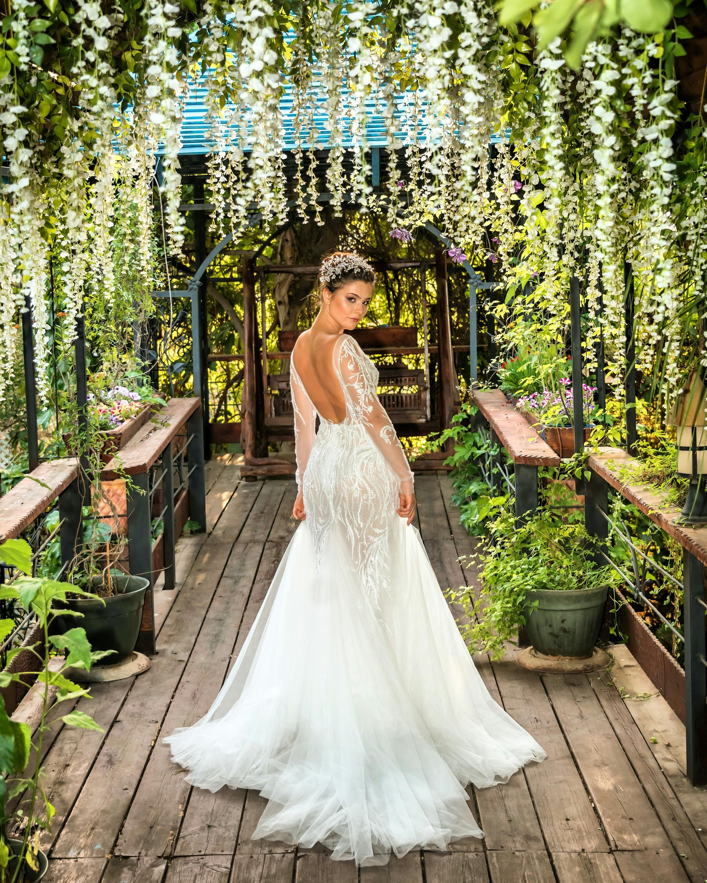 Una preciosa novia de pie en un hermoso jardín | Fuente: Pexels