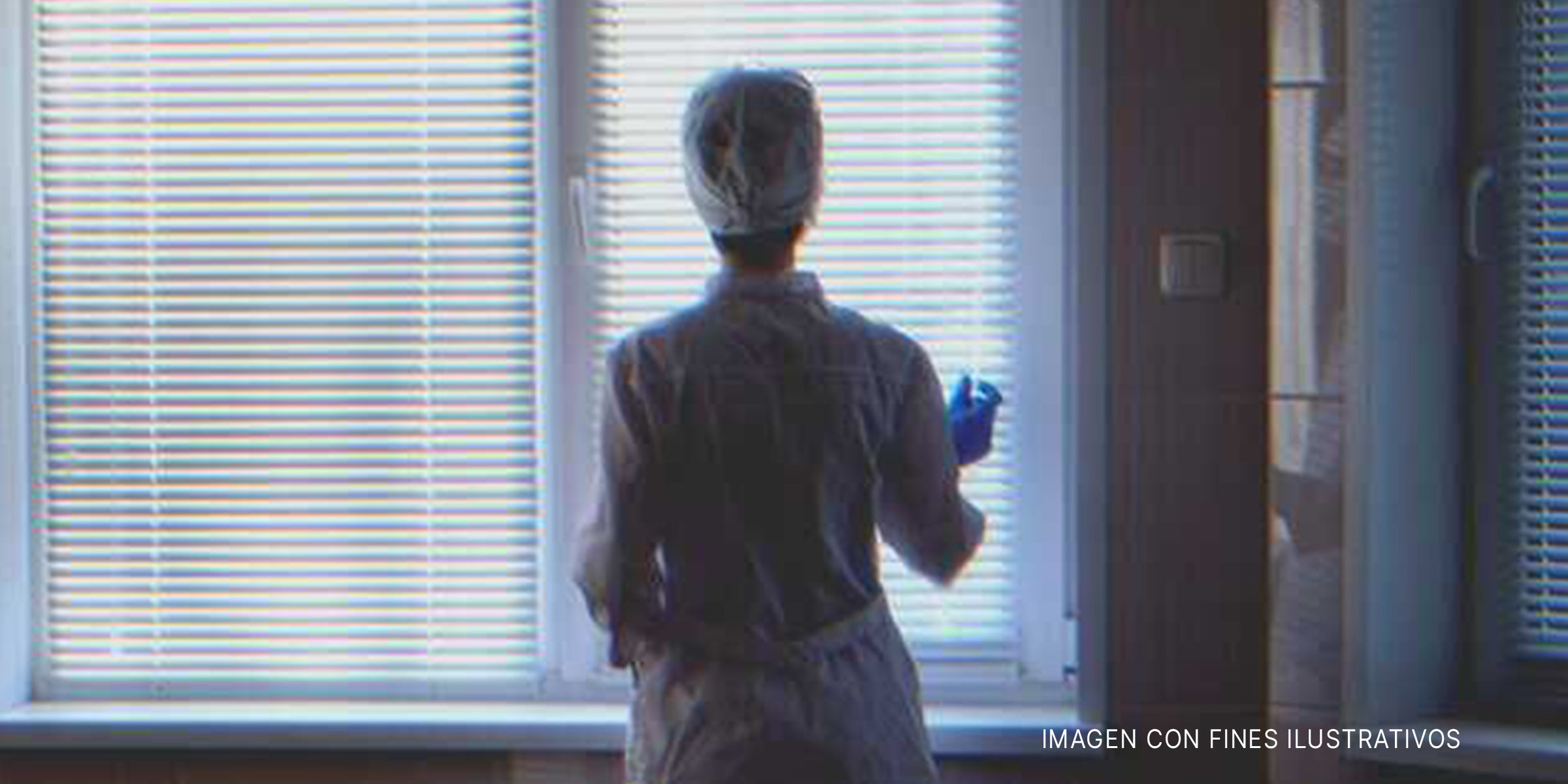 Enfermera frente a la ventana | Foto: Shutterstock