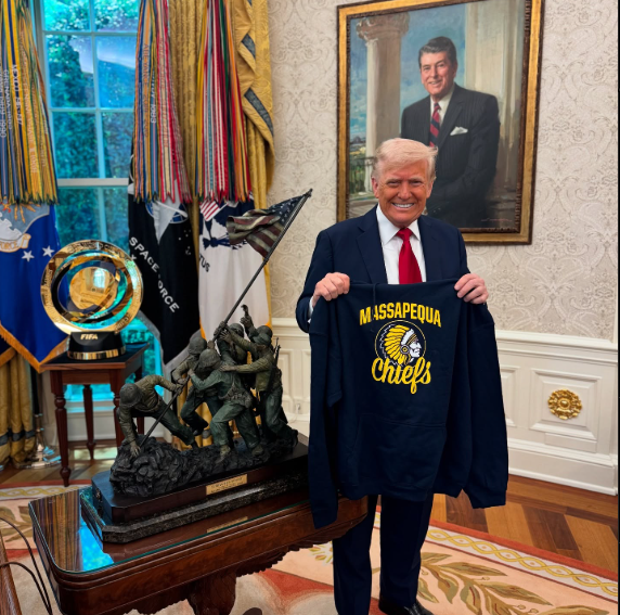 Donald Trump posa con un jersey, fechado en abril de 2025 | Fuente: Instagram/therealdonaldtrump
