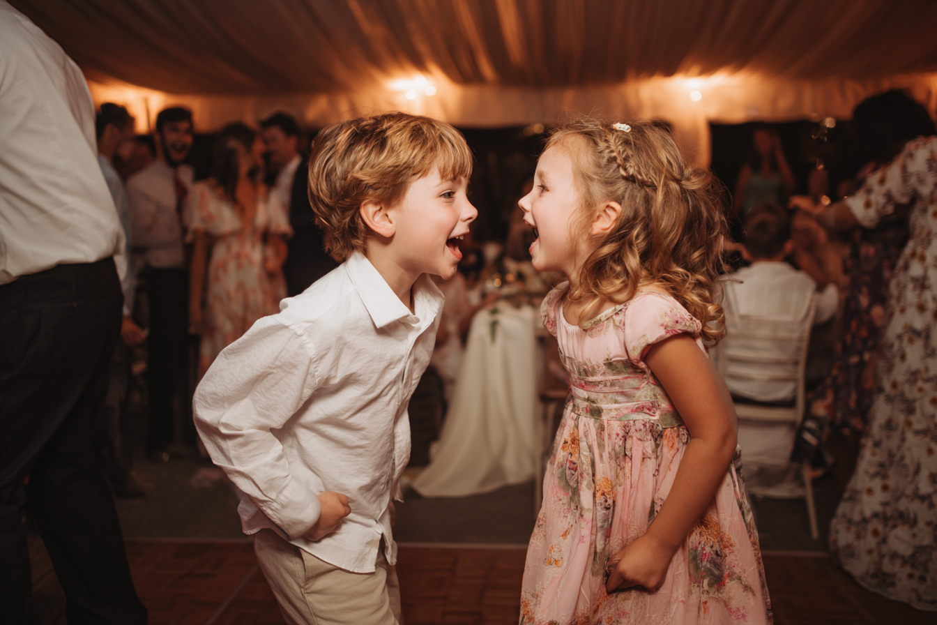 Niños emocionados en un banquete de boda | Fuente: Midjourney