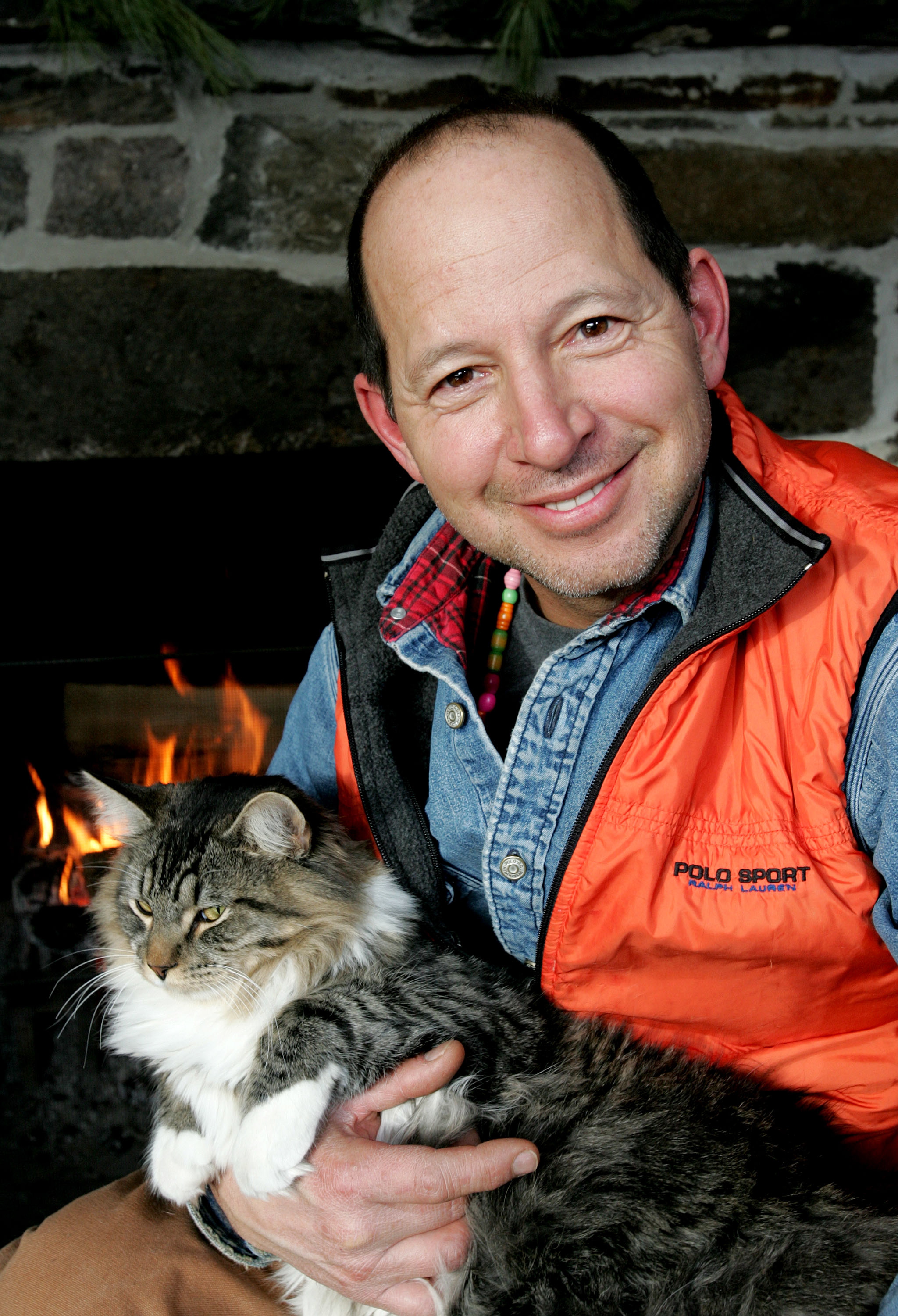 Ron Galotti en su casa en su granja de 100 arcre el 19 de enero de 2005, en North Pomfret, Vermont | Fuente: Getty Images