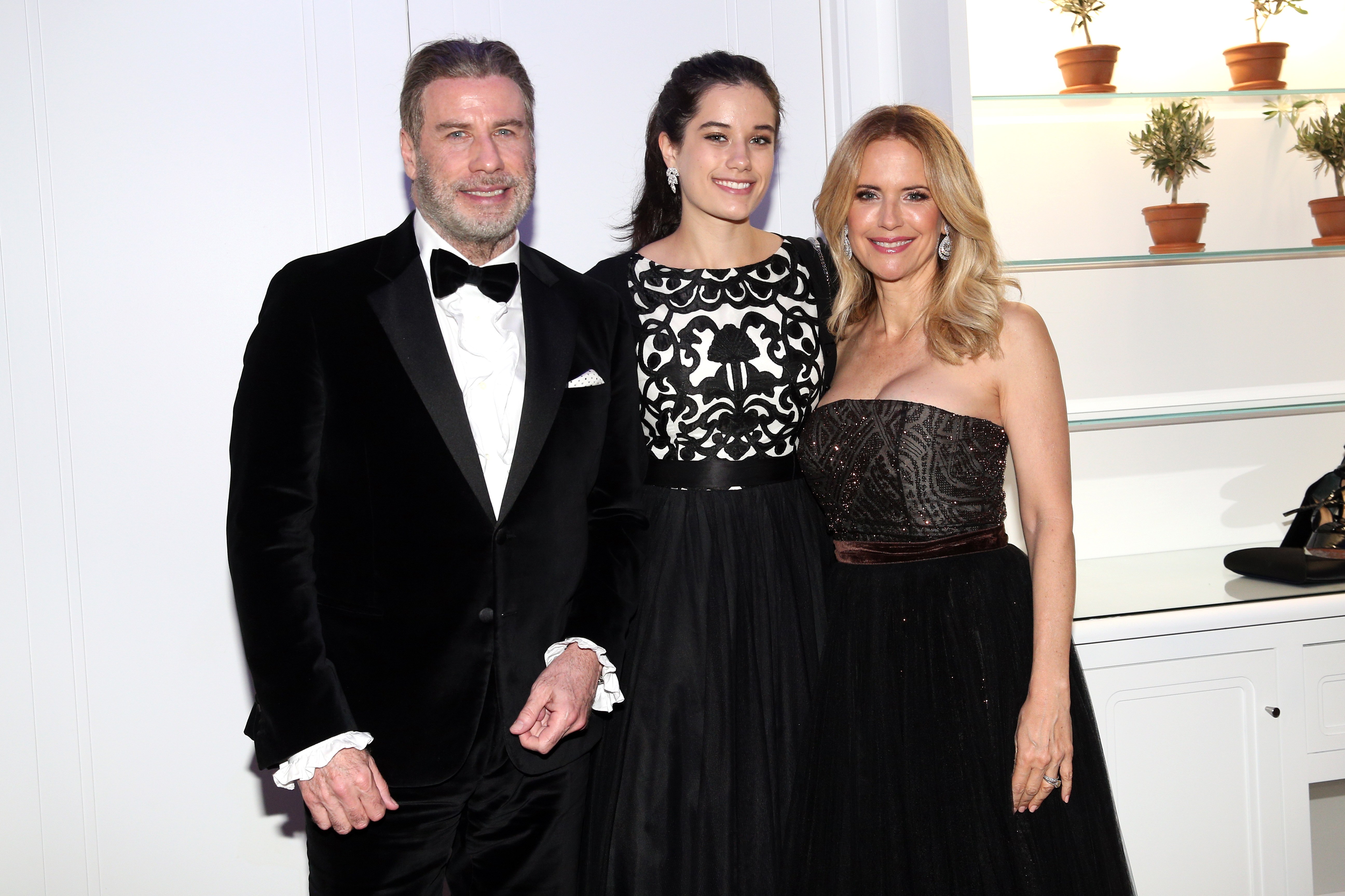 Ella Bleu Travolta posa con sus padres, John Travolta y Kelly Preston, en una foto de familia que pone de manifiesto el estrecho vínculo que hay detrás de su andadura en el mundo del espectáculo. | Fuente: Getty Images
