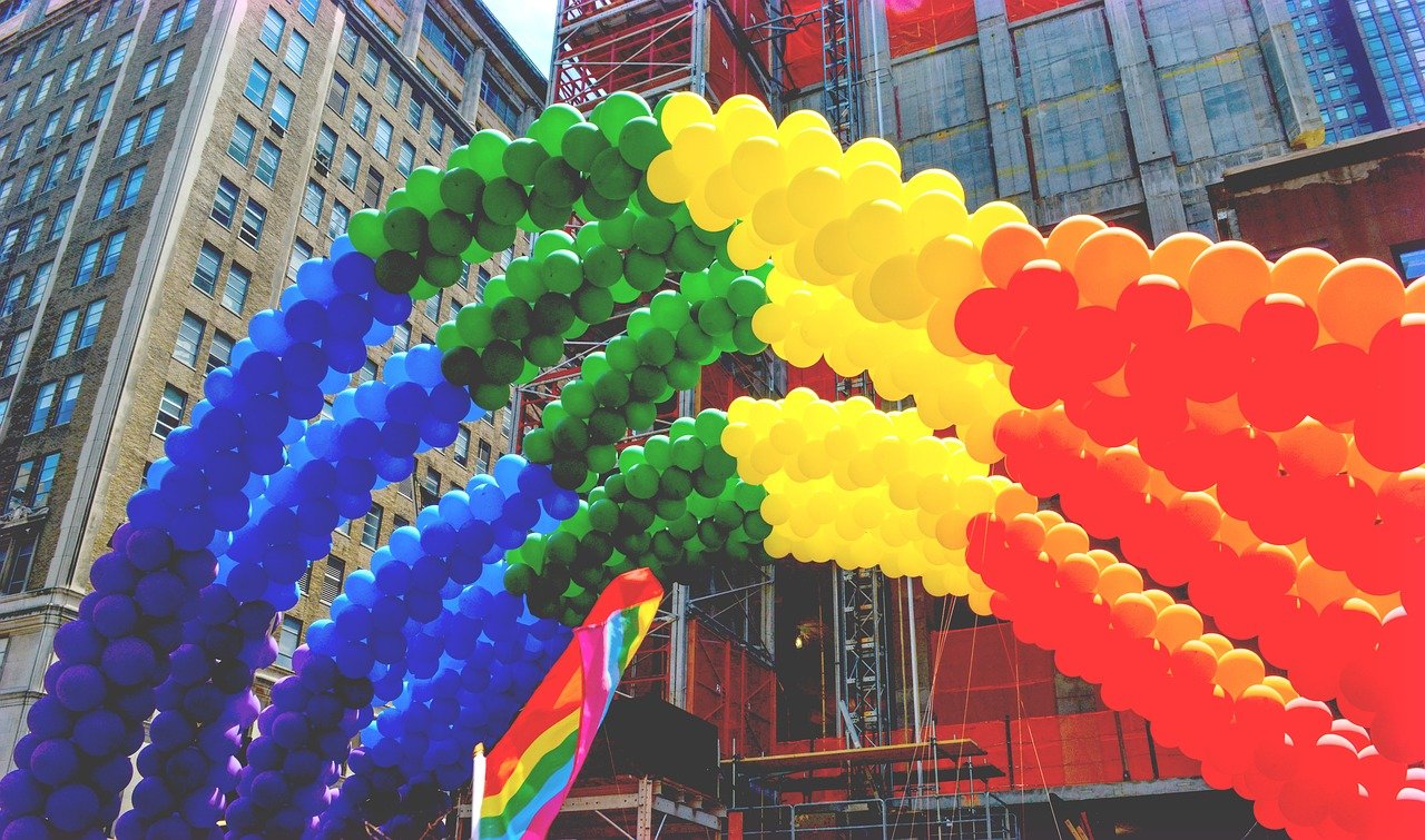 Bandera del Orgullo formada con globos en Nueva York. | Foto: Pixabay