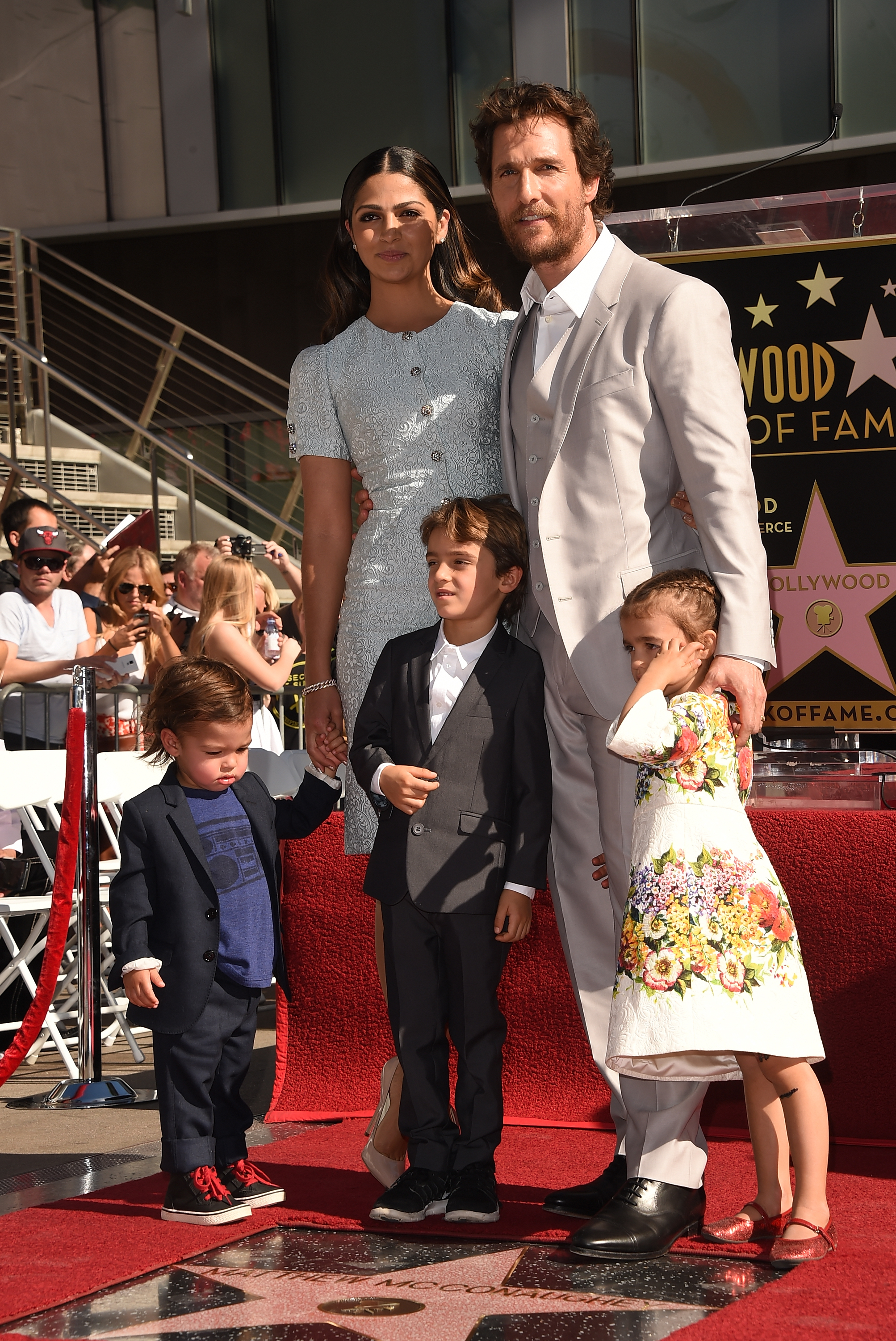 Matthew McConaughey y su familia Camila Alves, Levi, Livingston y Vida McConaughey asisten a la ceremonia del Paseo de la Fama de Hollywood para Matthew McConaughey en Hollywood, California, el 17 de noviembre de 2014 | Fuente: Getty Images