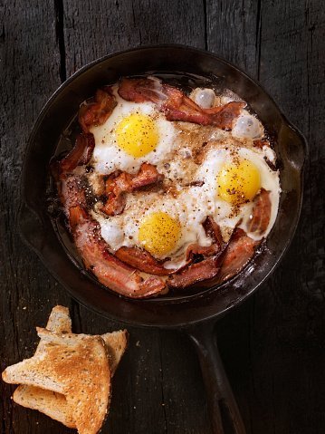 Tocino frito y huevo | Foto: Getty Images