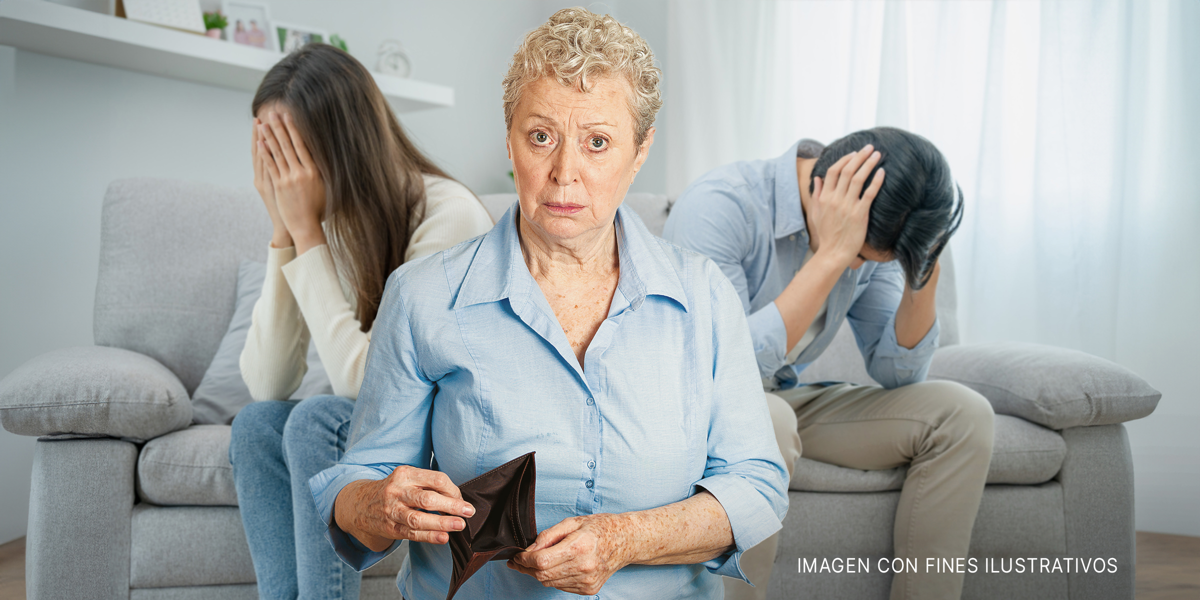Una pareja decepcionada con una anciana en medio | Foto: Shutterstock
