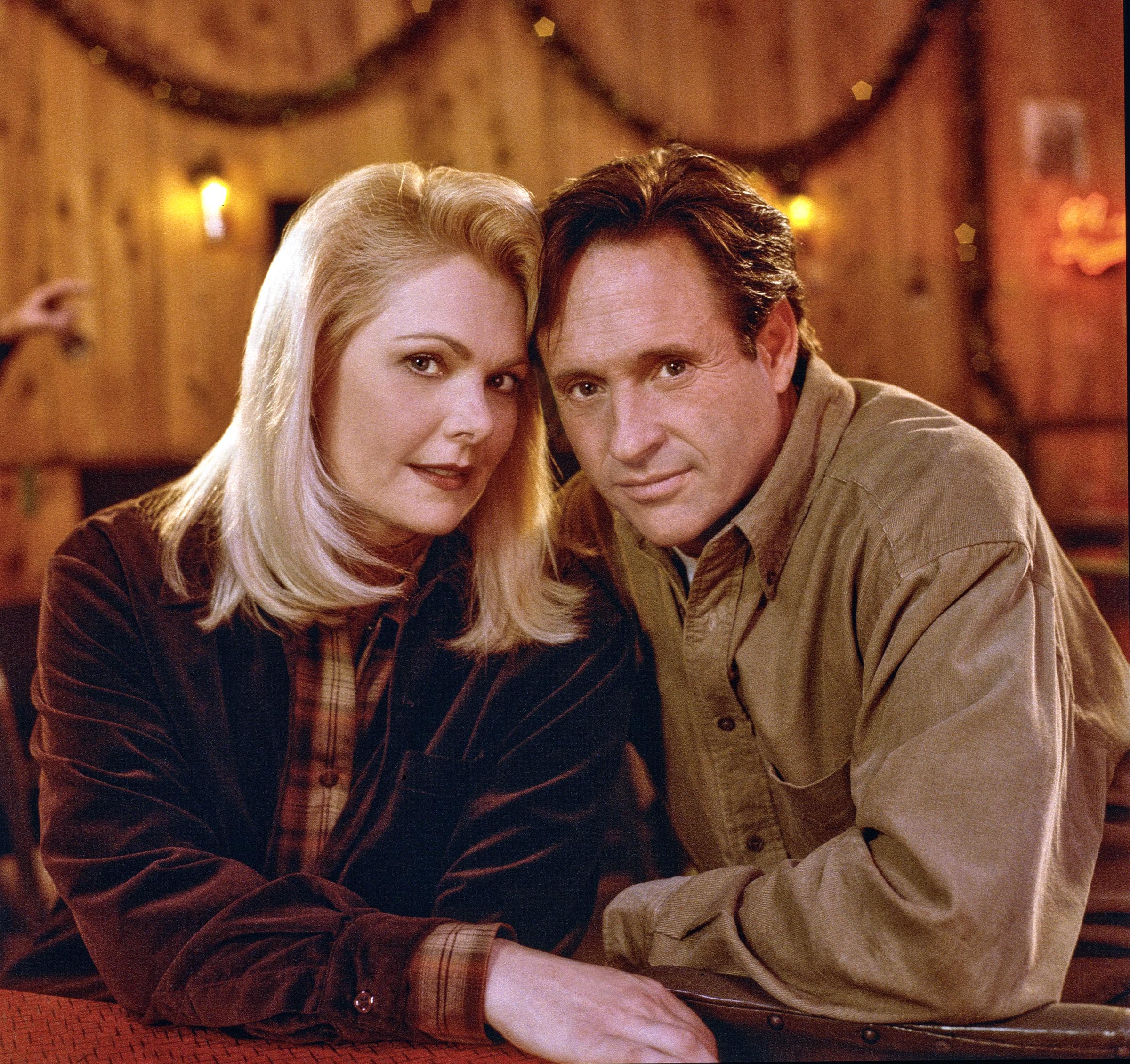 Ann Jillian y Bob Hays en el plató de "Ill Be Home For Christmas", 1997 | Fuente: Getty Images