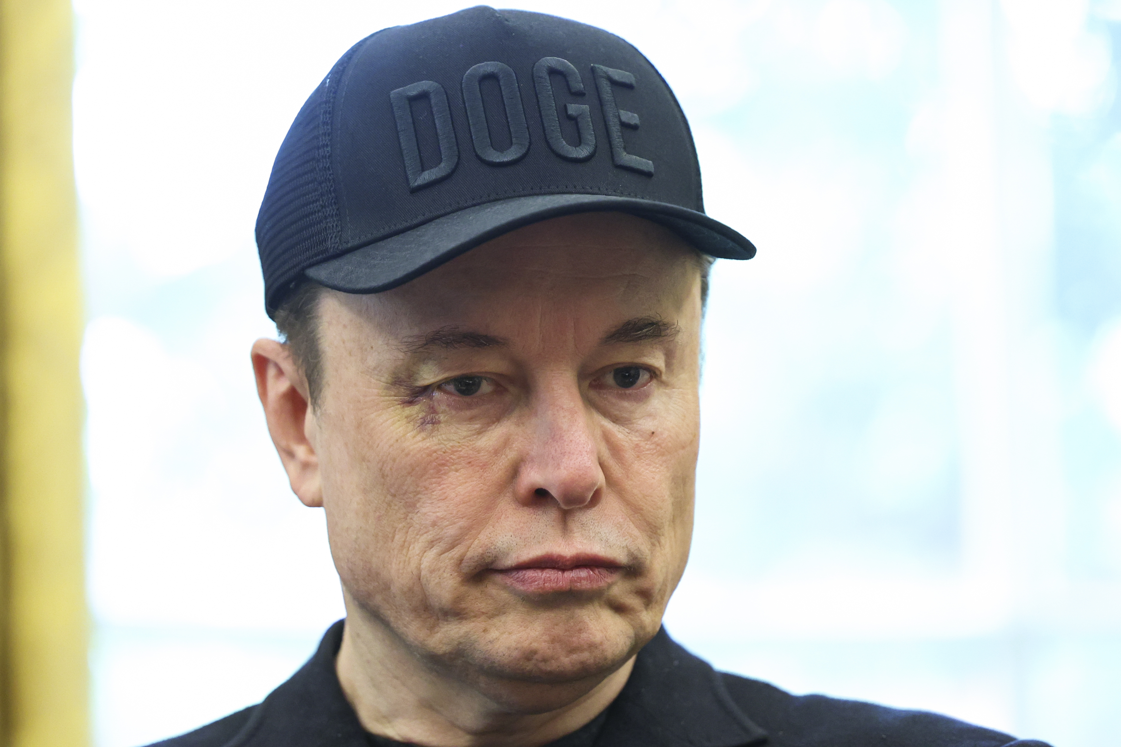A Musk no pareció molestarle la atención, manteniendo la compostura durante todo el encuentro con la prensa.