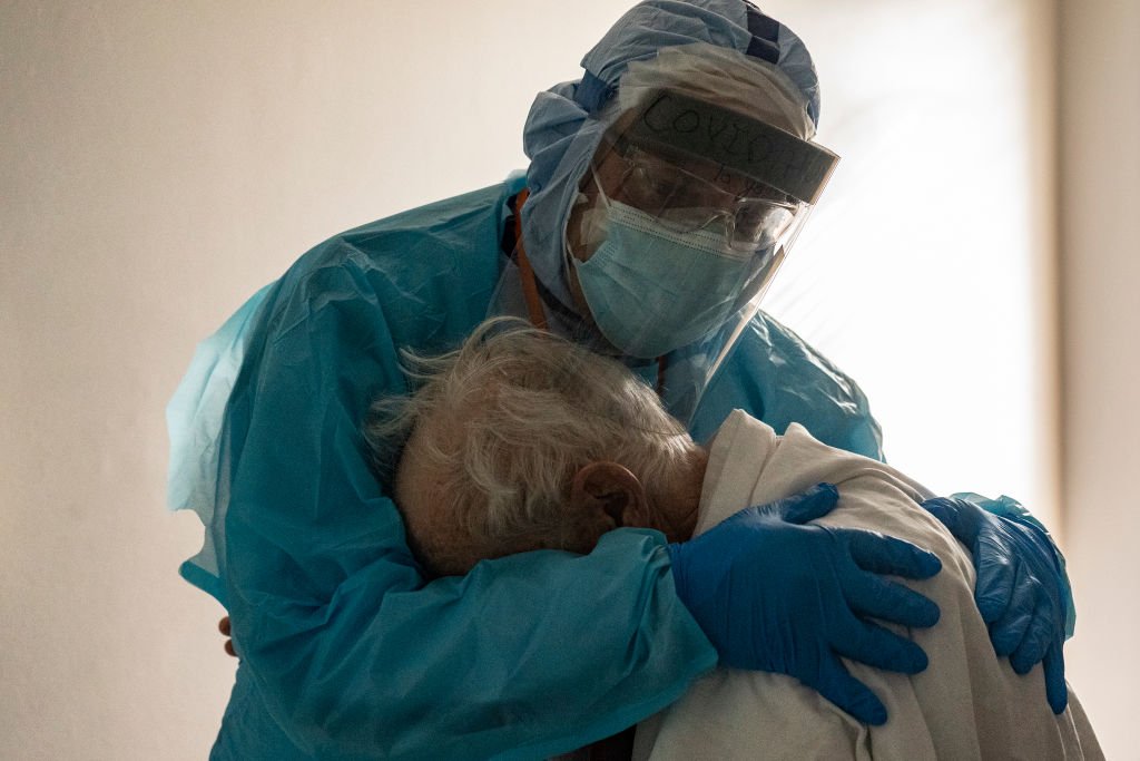 Joseph Varon abraza y consuela a un paciente en la Unidad de Cuidados Intensivos COVID-19. | Foto: Getty Images
