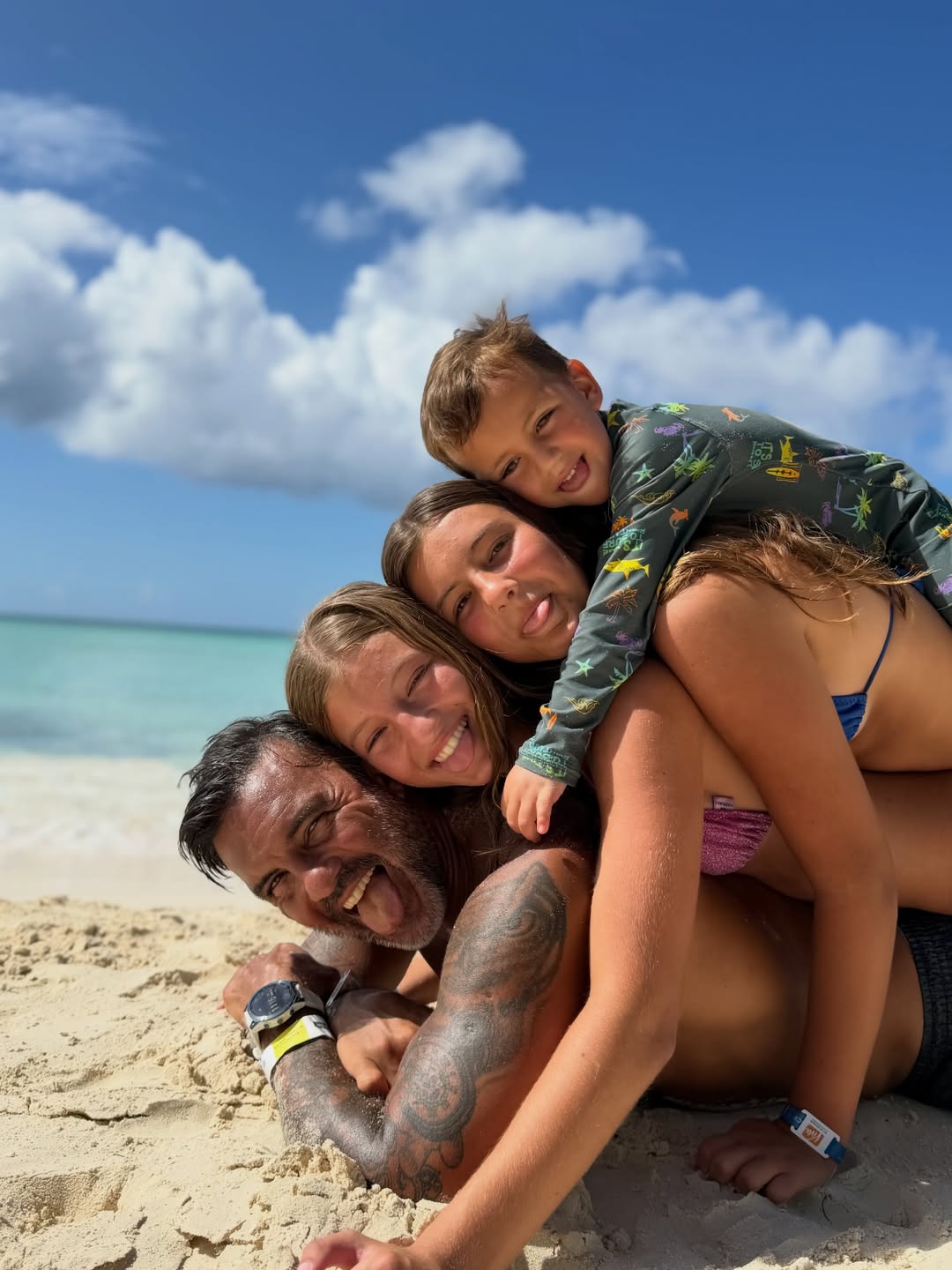 Fabián Cubero junto a sus hijos | Instagram/micaviciconte