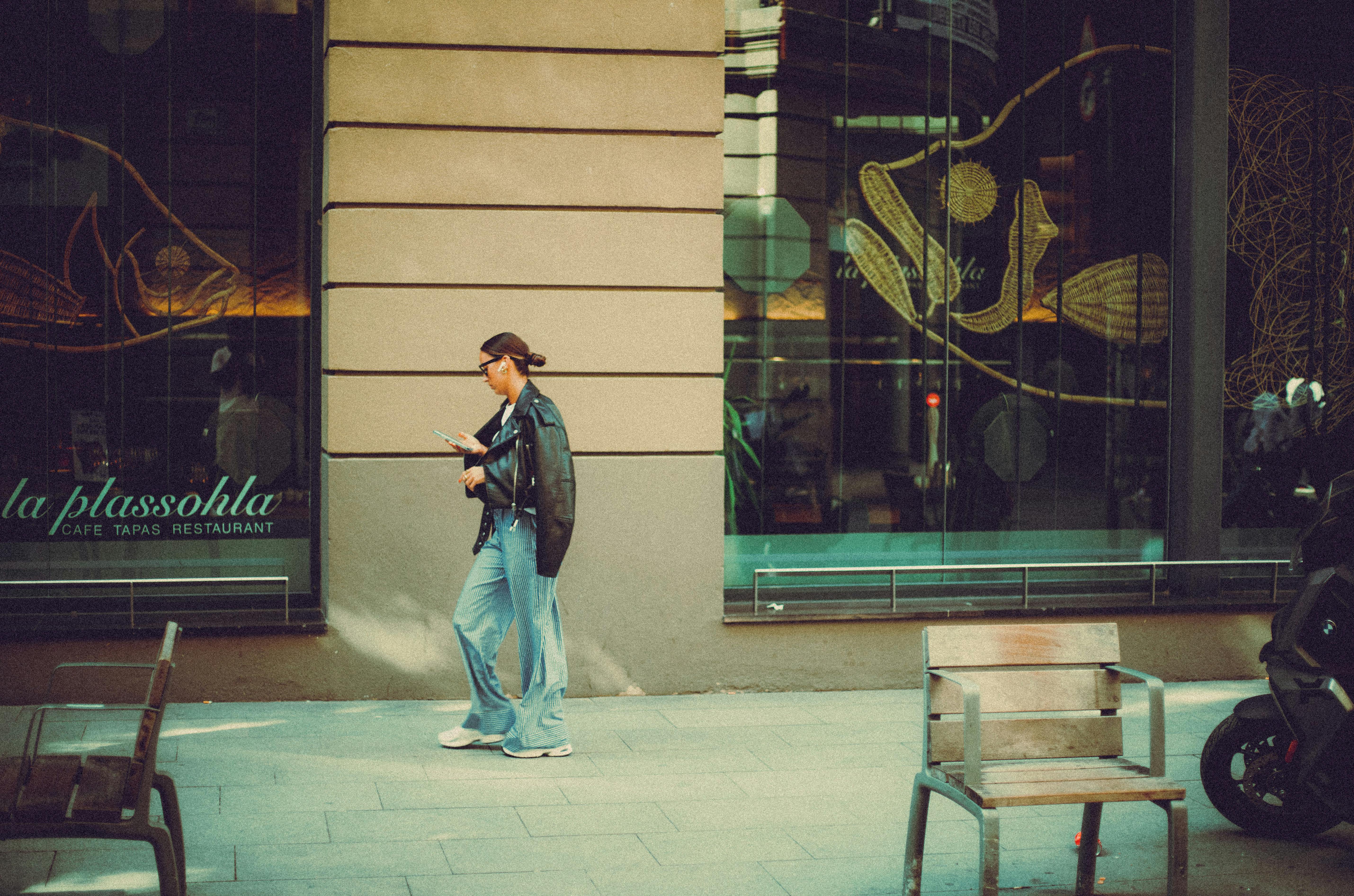 Una mujer caminando delante de un restaurante | Foto: Pexels