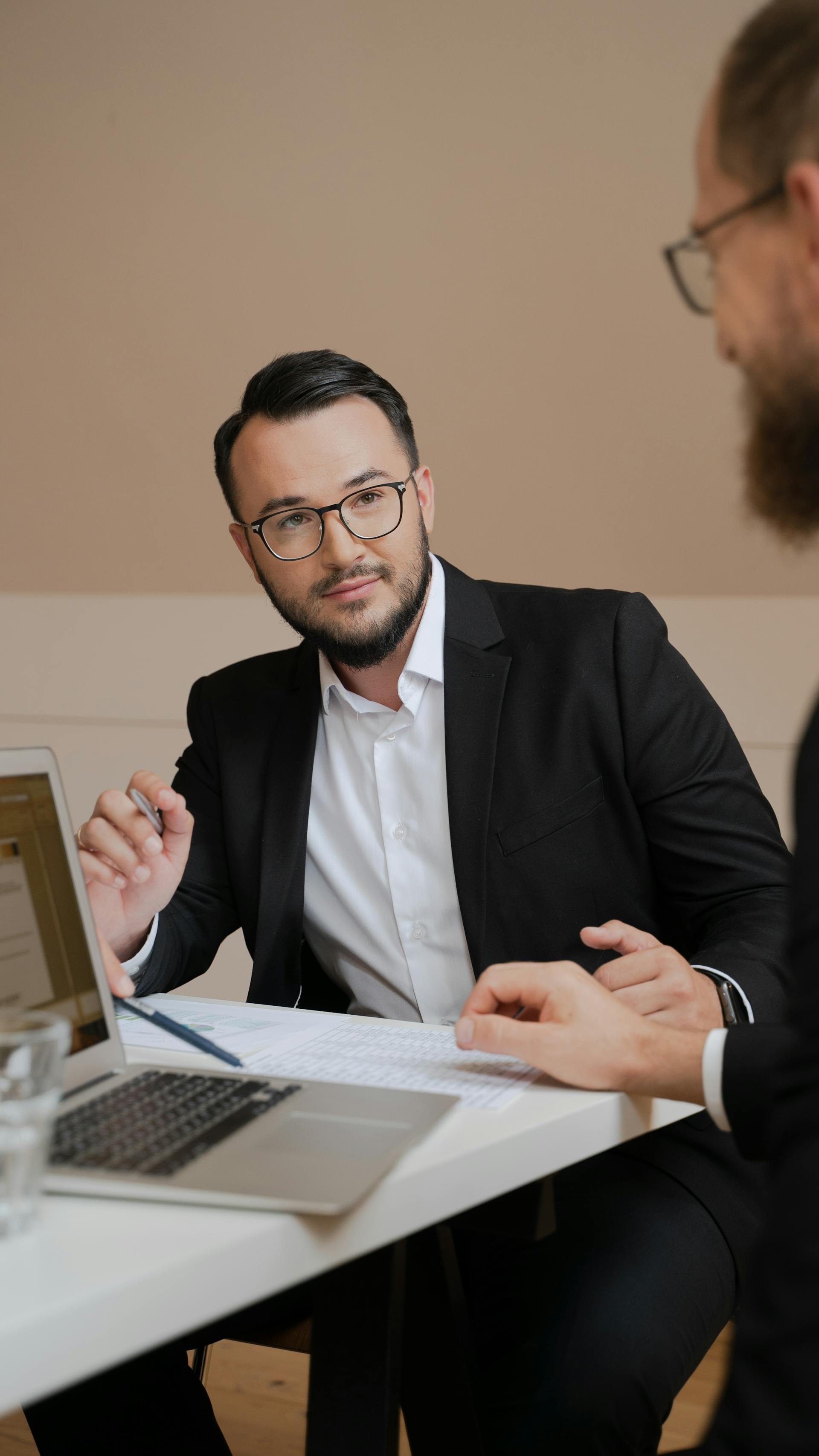 Hombres sentados en una oficina | Fuente: Pexels