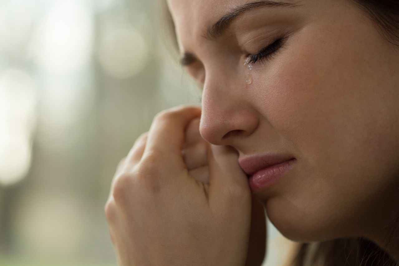 Una joven mujer llora con tristeza. | Foto: Pexels