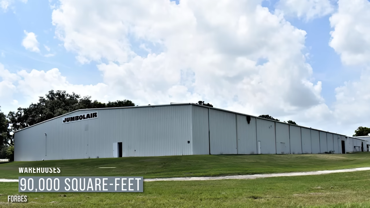 Un enorme hangar de Jumbolair se extiende a lo largo de la finca, lo que pone de relieve las instalaciones aeronáuticas de las que cuenta esta comunidad de Florida. | Fuente: YouTube/@Therichest
