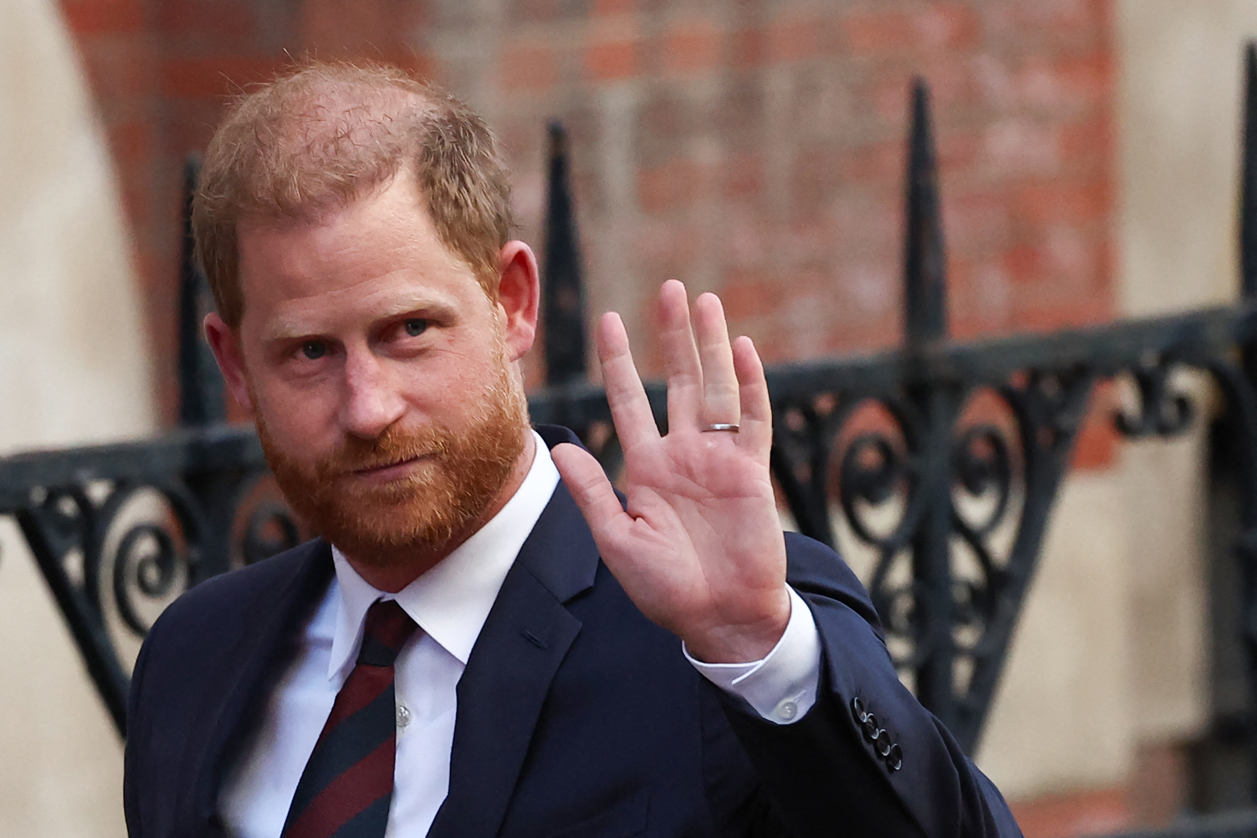 El príncipe Harry, duque de Sussex, saluda con la mano al salir de los Tribunales Reales de Justicia, el Tribunal Supremo británico, en el centro de Londres, el 9 de abril de 2025 | Fuente: Getty Images