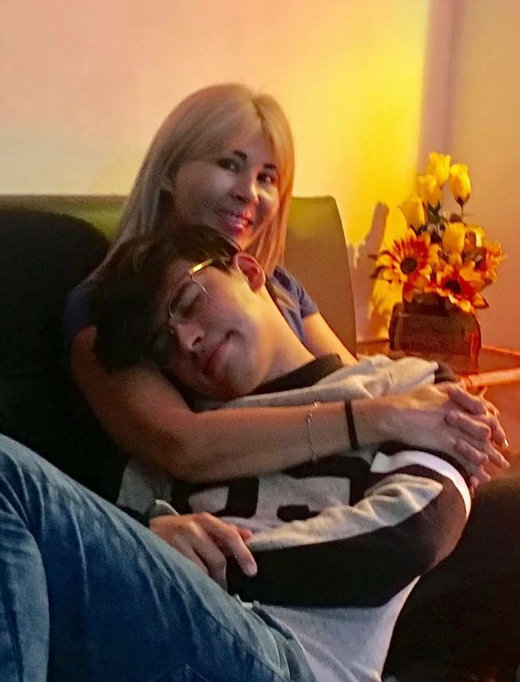 Keyna Álvarez abraza a su hijo, Pedro Luís João Figueira Álvarez. | Fuente: Instagram La Divaza.