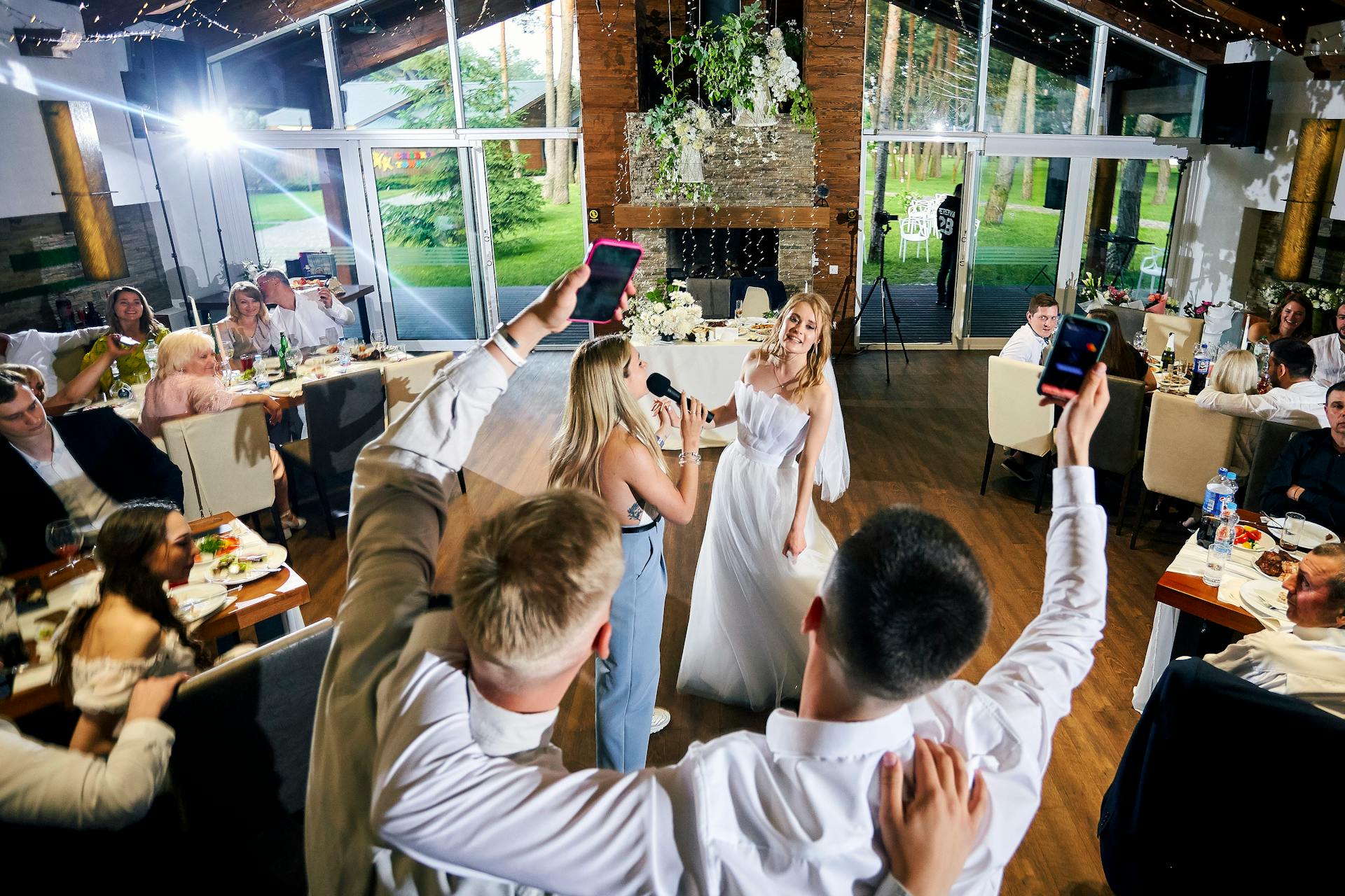 Invitados celebrando una boda | Fuente: Pexels