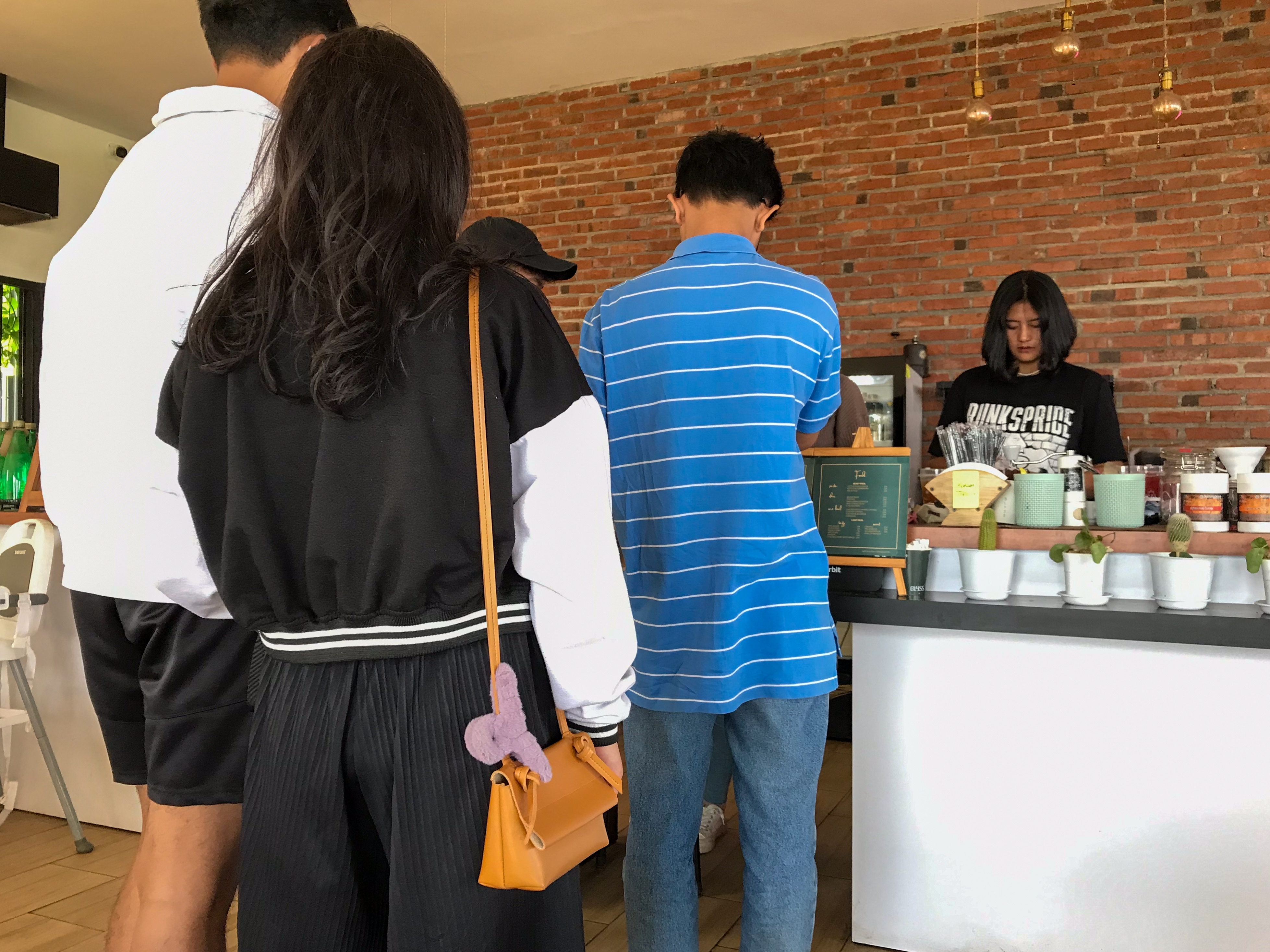 Gente haciendo cola en una cafetería | Fuente: Shutterstock