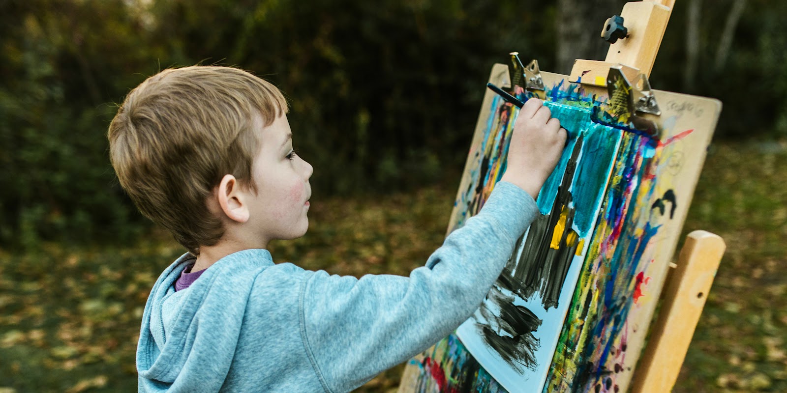 Un niño dibujando | Fuente: Pexels