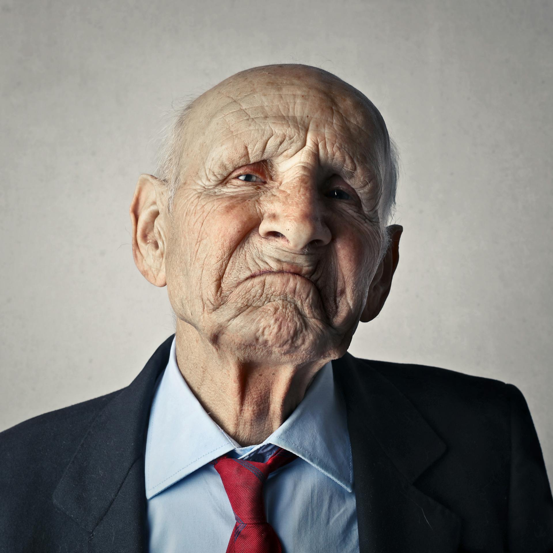 Un anciano enfadado | Fuente: Pexels