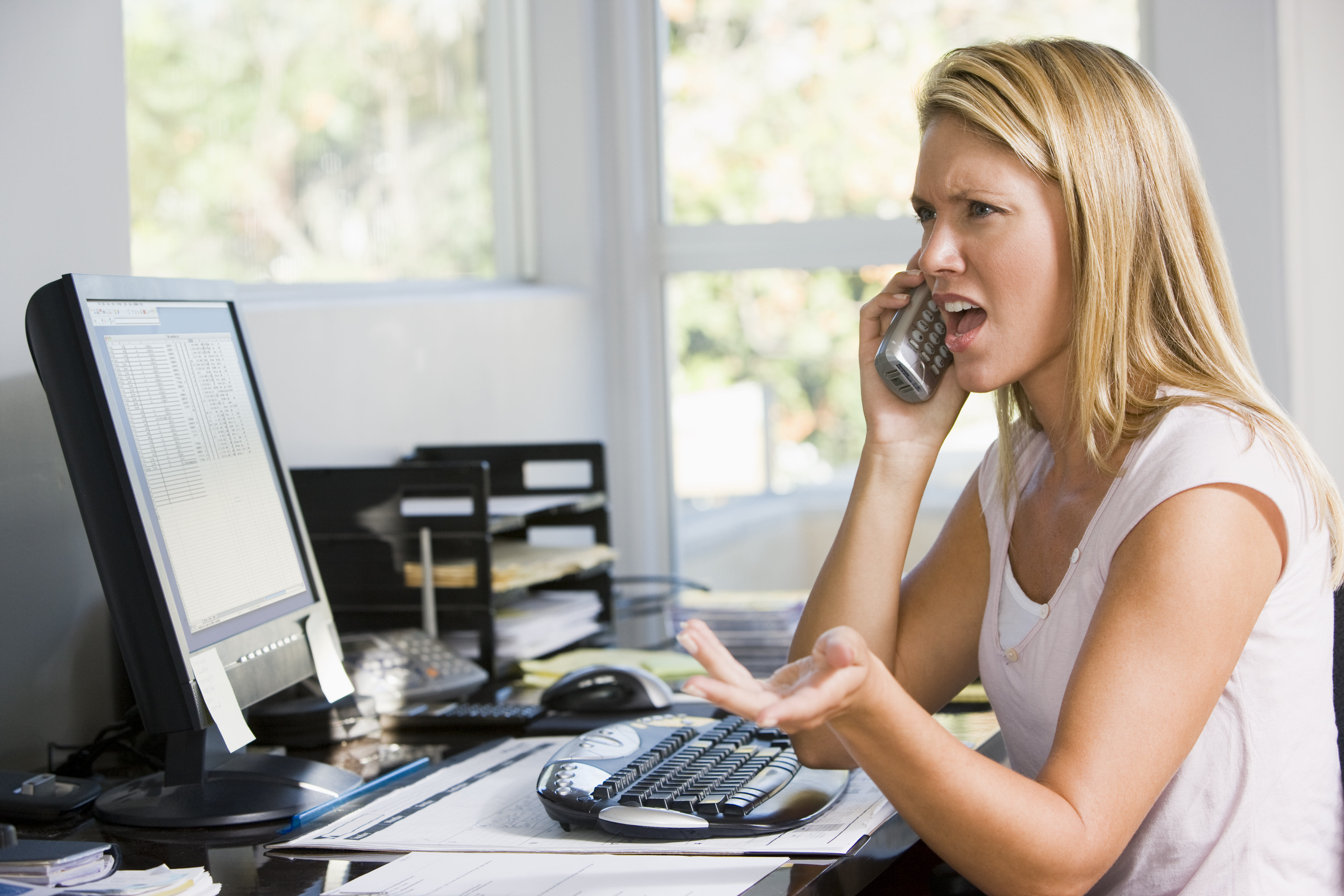 Una mujer enfadada al teléfono | Fuente: Shutterstock
