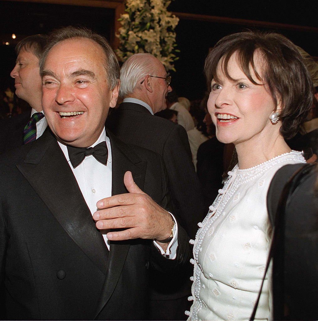 Lord Peter Palumbo con Marguerite Littman en subasta de vestidos de la Princesa Diana en junio de 1997. | Foto: Getty Images.