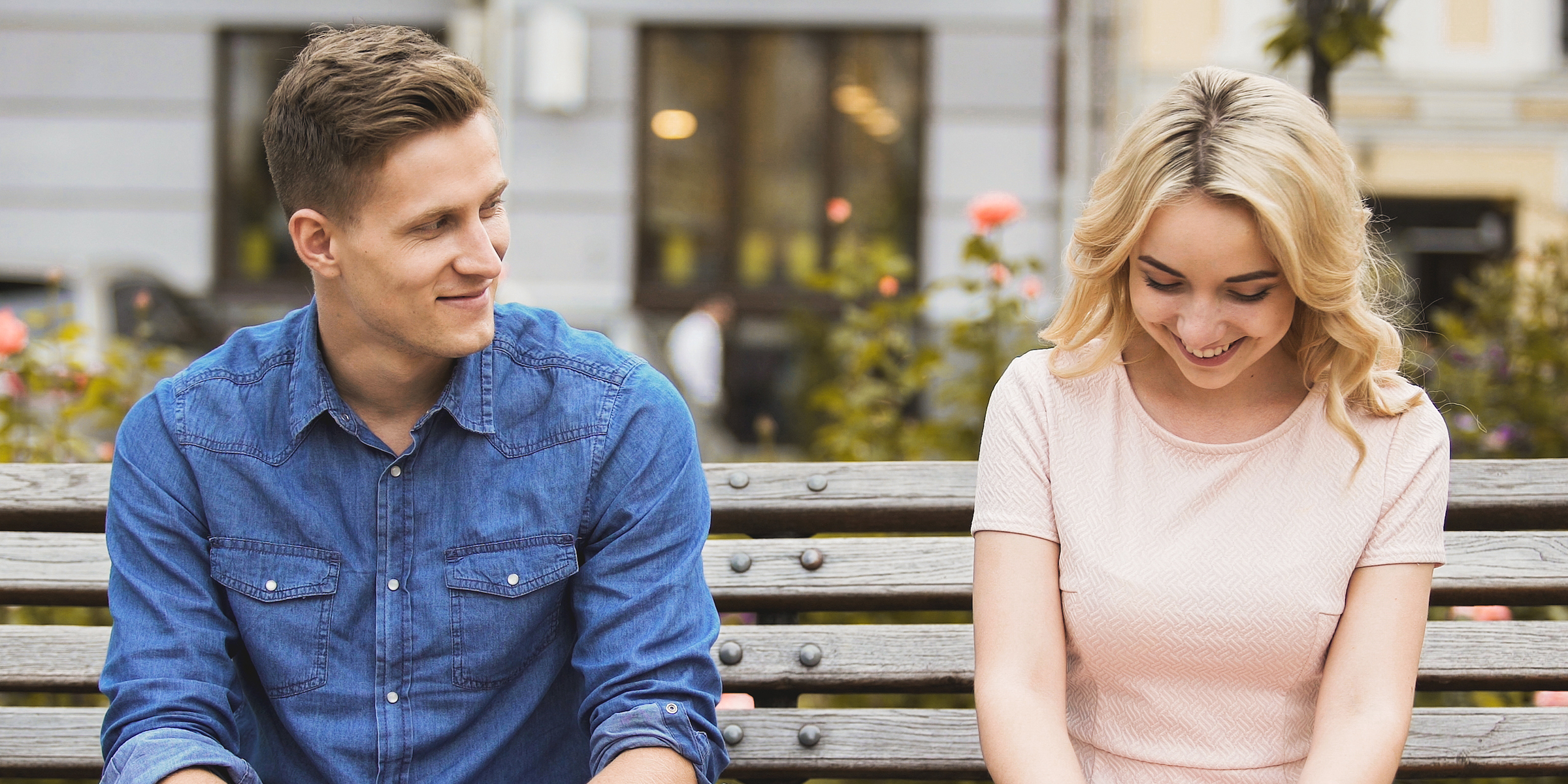 Una pareja sentada en un banco | Fuente: Shutterstock