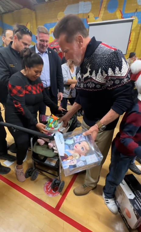 Arnold Schwarzenegger en el Hollenbeck Center de Boyle Heights, publicado el 17 de diciembre de 2023 | Fuente: TikTok.com/@arnoldschnitzel