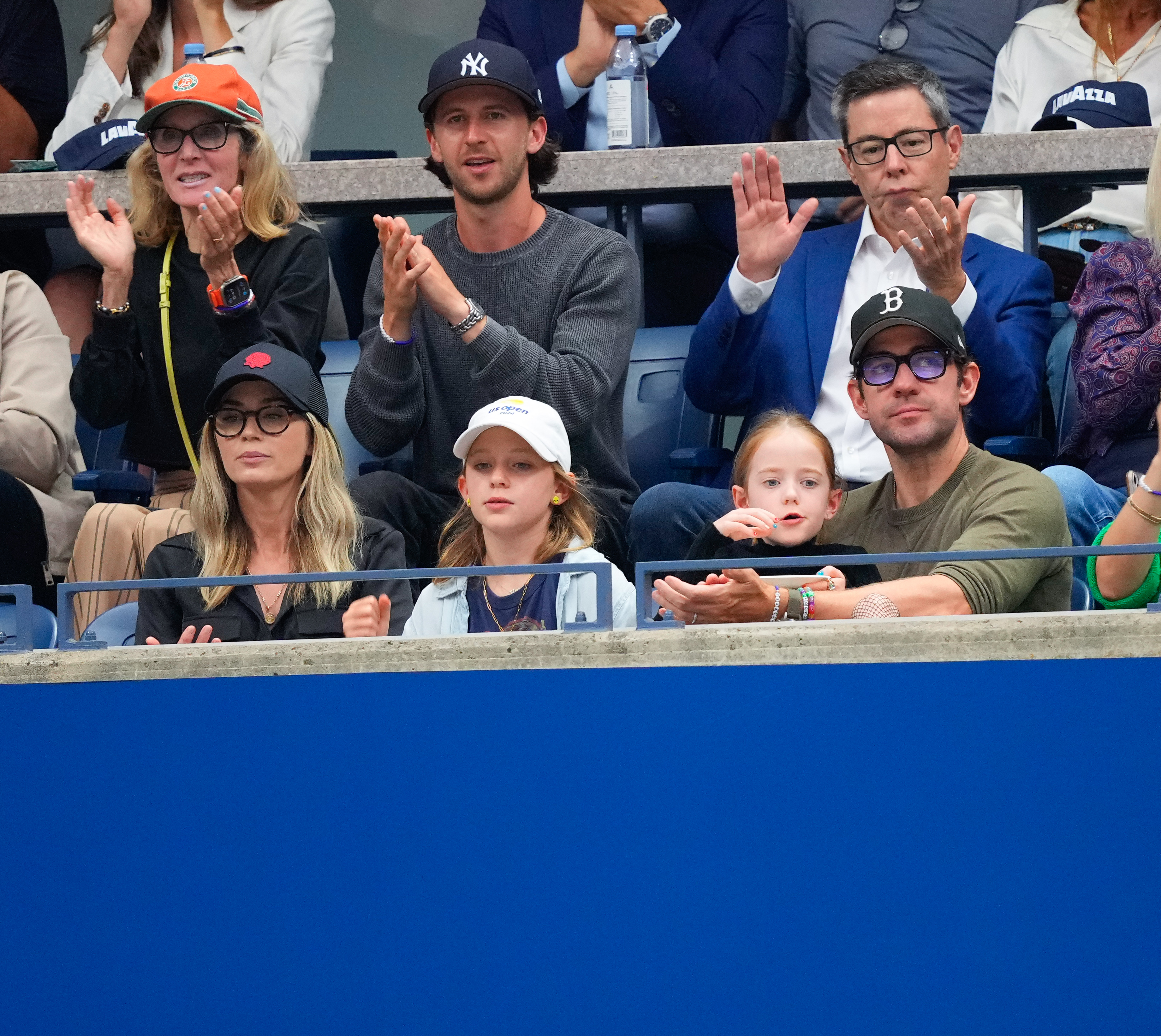 Emily Blunt y John Krasinski con sus hijas, Hazel y Violet Krasinski, en el US Open en Nueva York el 7 de septiembre de 2024 | Fuente: Getty Images