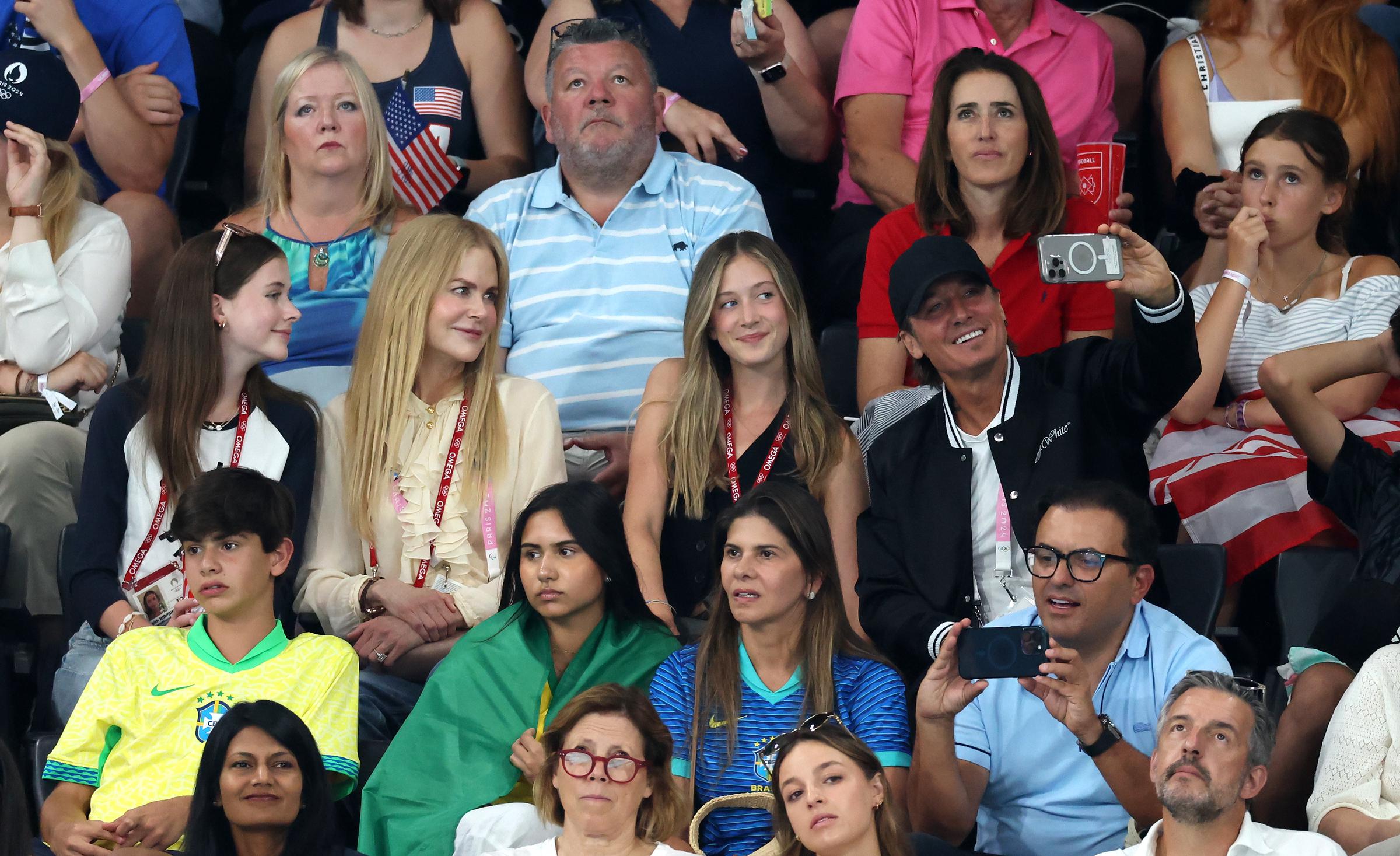 Nicole Kidman ha afirmado que tiene una relación "muy estrecha" con sus hijas, Sunday Rose y Faith Margaret, y se ha descrito a sí misma como su guía mientras atraviesan la adolescencia. También ha hablado de cómo les ayuda a afrontar las presiones que conlleva crecer en un entorno de fama. | Fuente: Getty Images