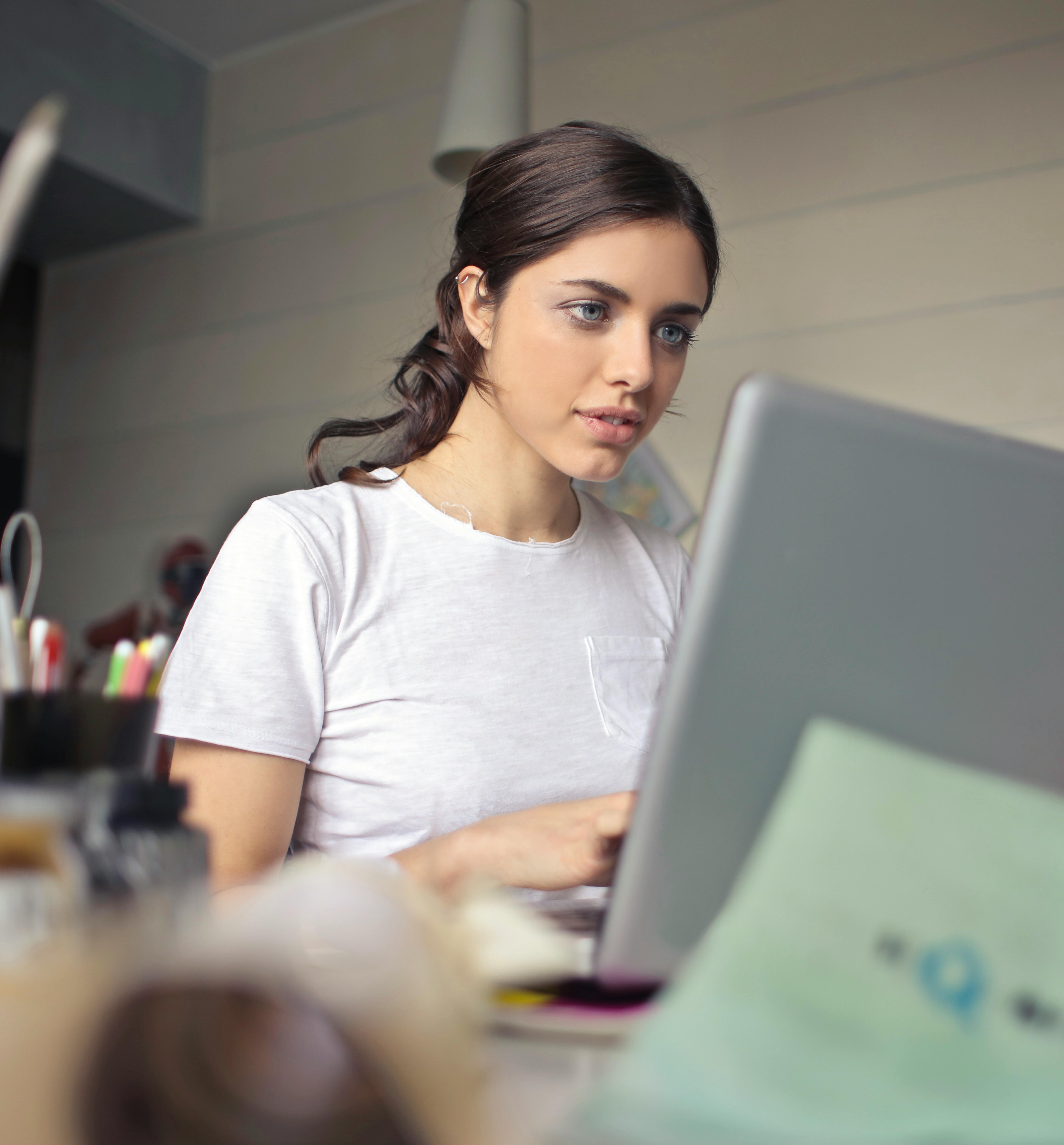 Una mujer mirando la pantalla de un portátil | Fuente: Pexels