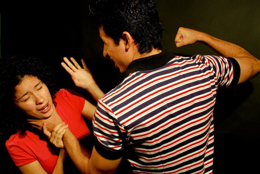 Hombre amenazando a su mujer con un puño. | Imagen: Flickr