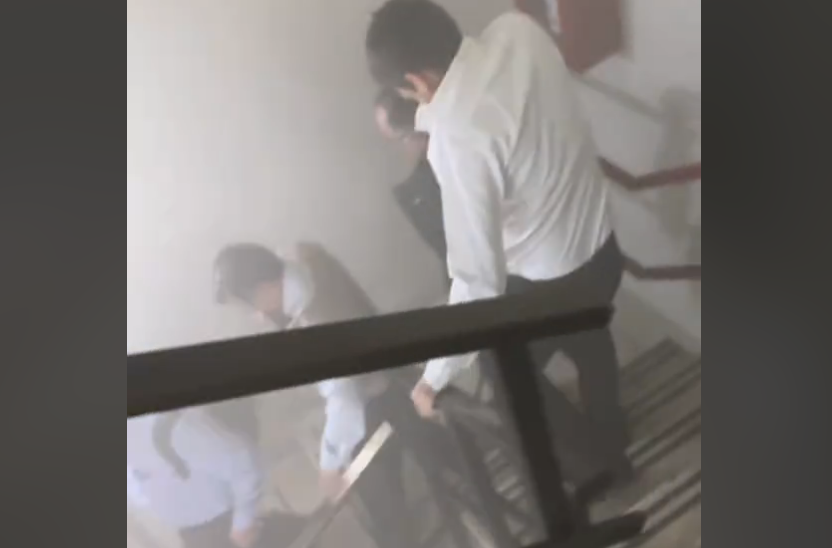 Personas bajando las escaleras del edificio que se incendiaba en una grabacion de Lambda García | Fuente: TikTok/lambgarciag