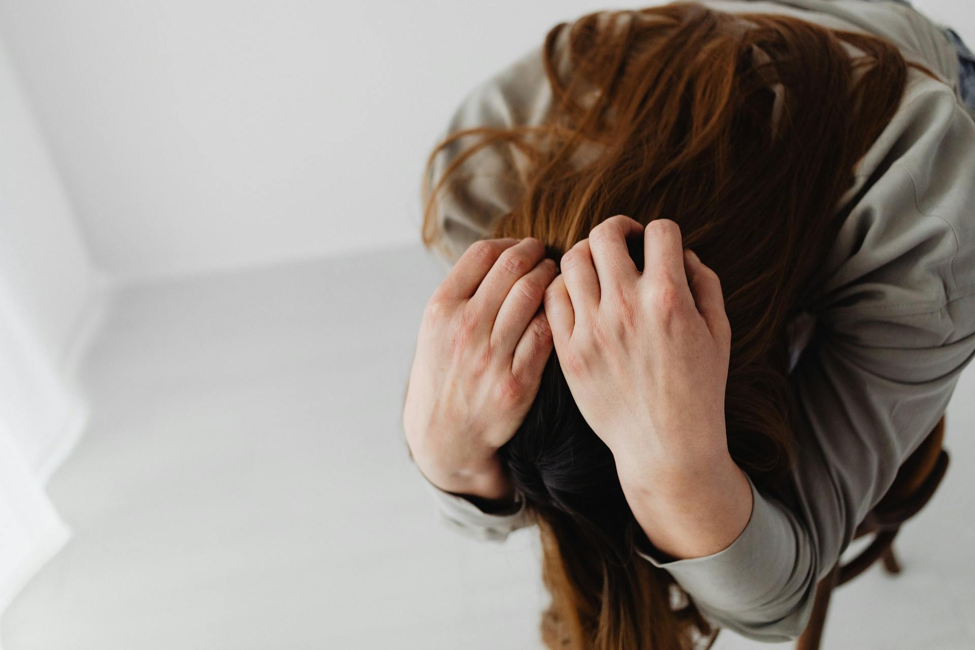 Una mujer con la cabeza entre las manos | Fuente: Pexels