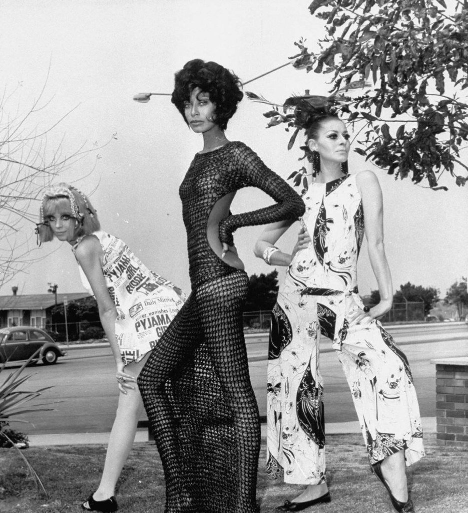 Donyale Luna posando con un vestido de ganchillo transparente hasta el suelo. Año 1967. | Imagen: Flickr