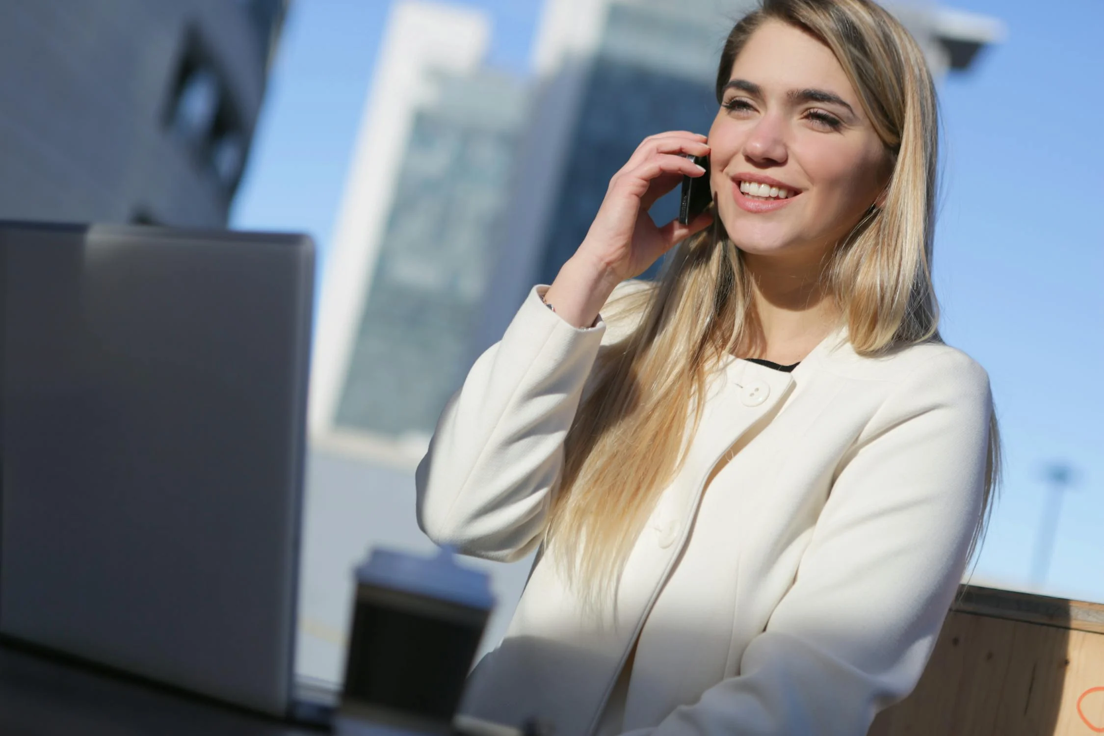 Una mujer hablando por teléfono | Fuente: Pexels