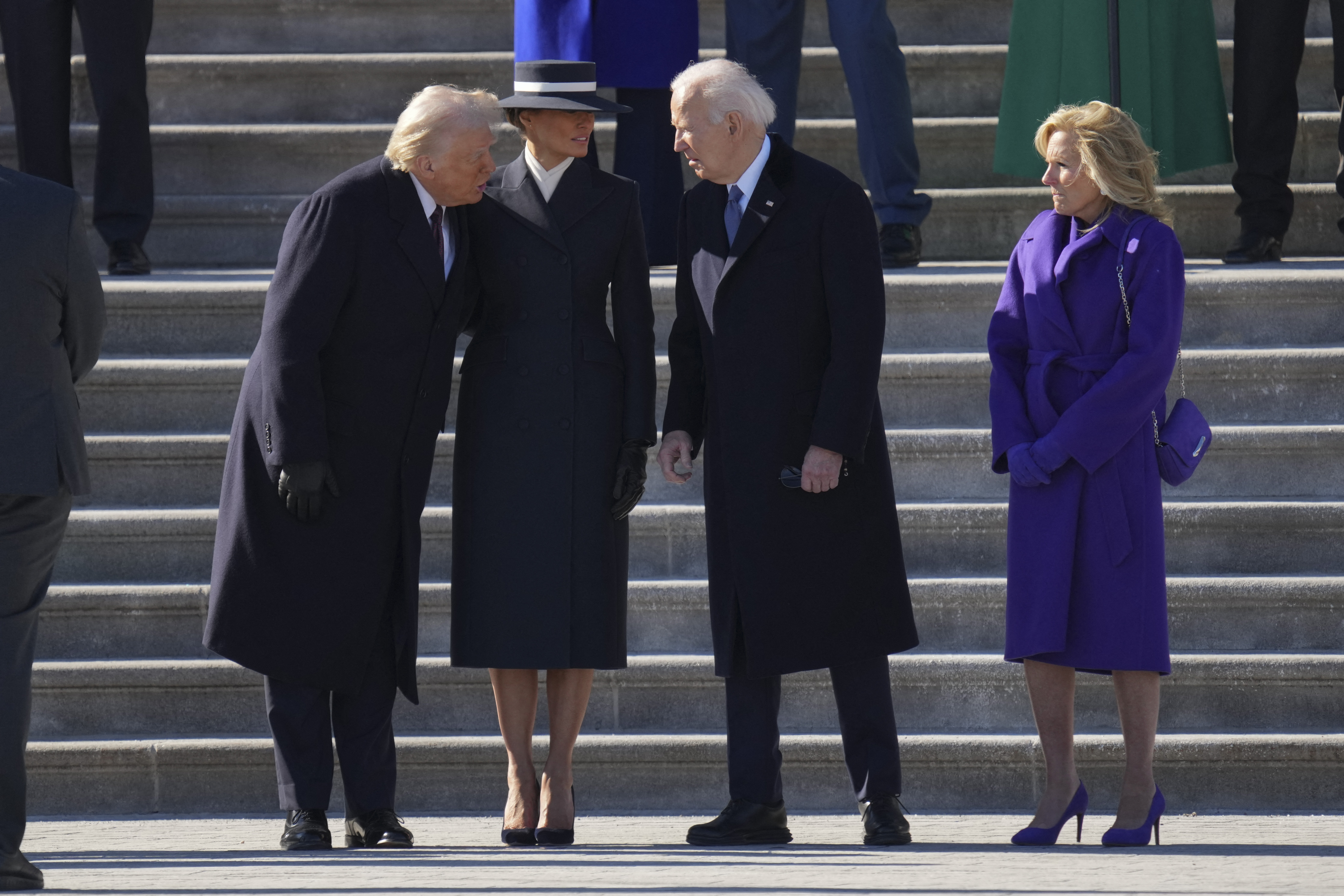 El presidente de EE.UU. Donald Trump, la primera dama de EE.UU. Melania Trump, el expresidente de EE.UU. Joe Biden y la ex primera dama Dra. Jill Biden durante la ceremonia de partida en Washington, D.C., el 20 de enero de 2025. | Fuente: Getty Images
